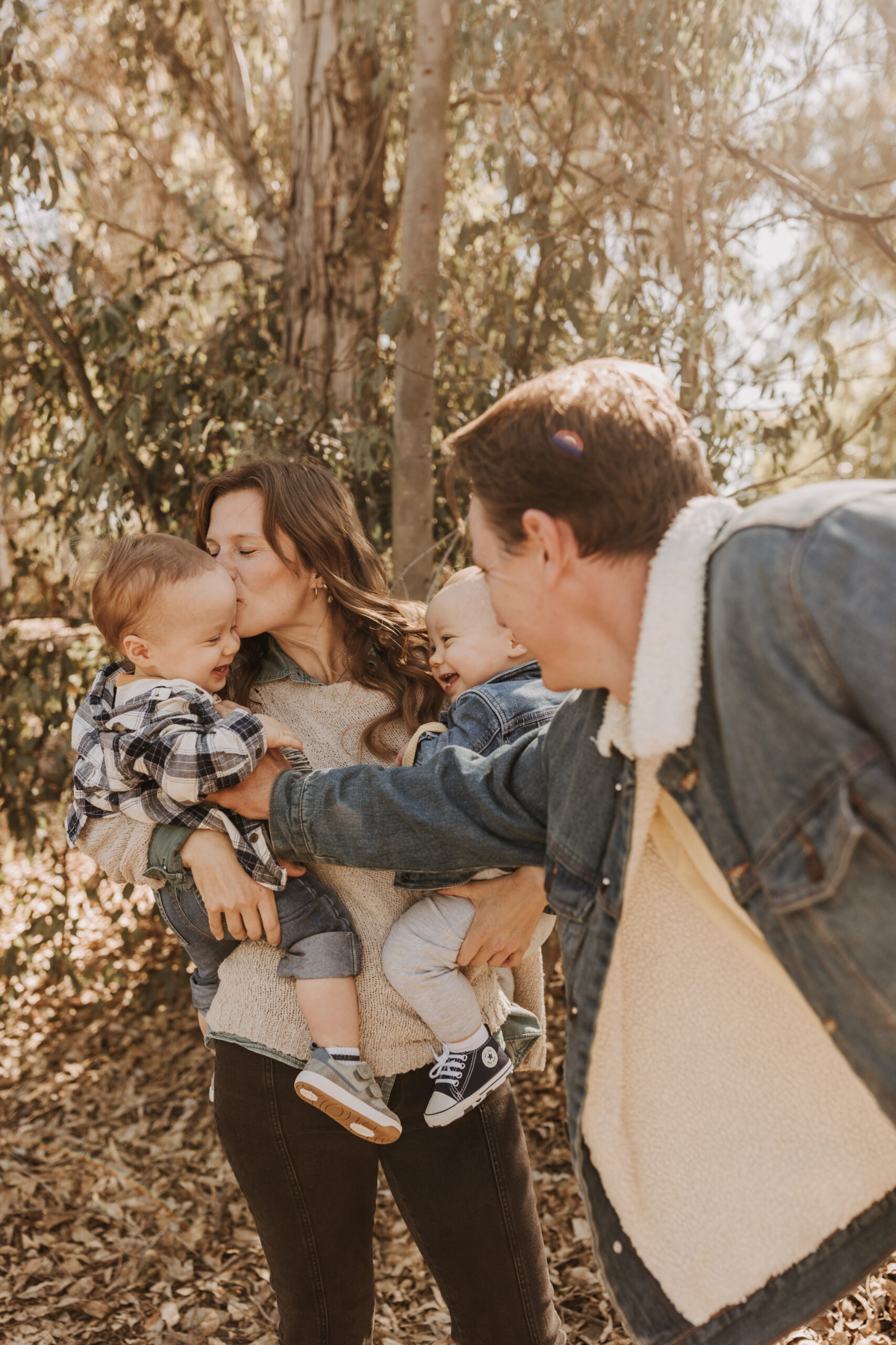 warm fall photos family photos soft morning light family of four twins candid family photos San Diego family photographer Sabrina kinsella sabrinalynnphot