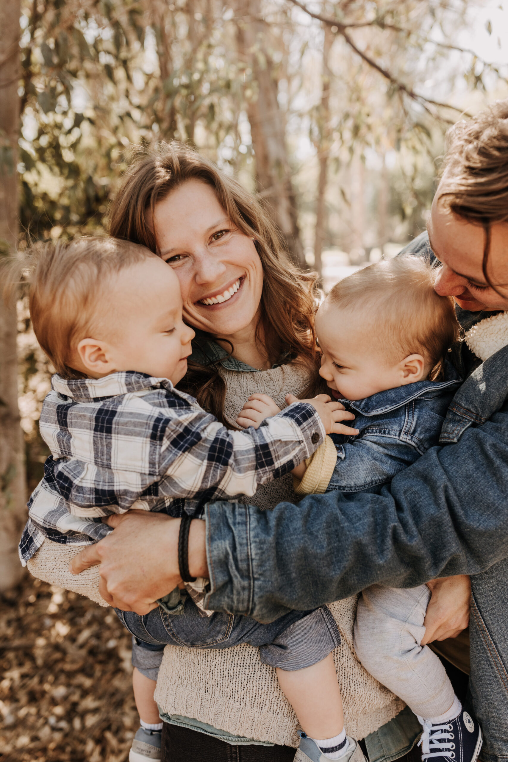 warm fall photos family photos soft morning light family of four twins candid family photos San Diego family photographer Sabrina kinsella sabrinalynnphot