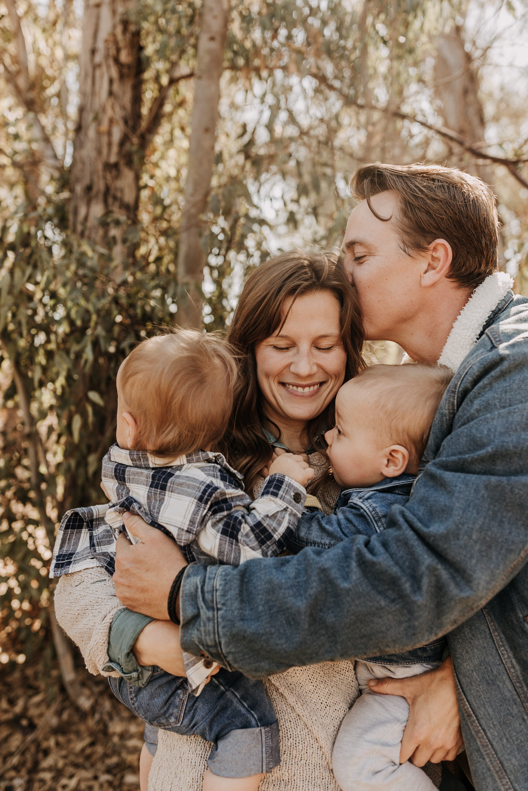 warm fall photos family photos soft morning light family of four twins candid family photos San Diego family photographer Sabrina kinsella sabrinalynnphot