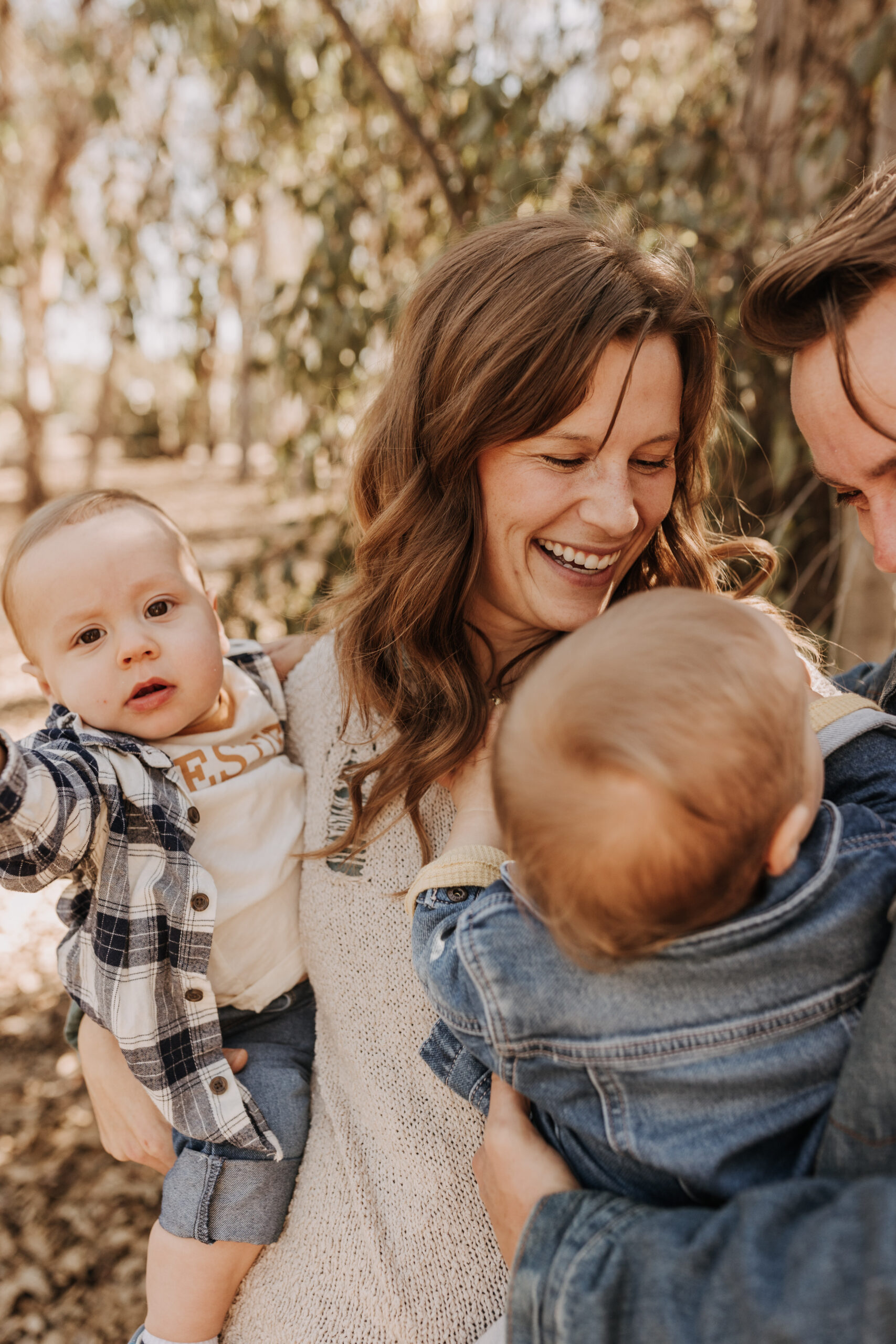 warm fall photos family photos soft morning light family of four twins candid family photos San Diego family photographer Sabrina kinsella sabrinalynnphot