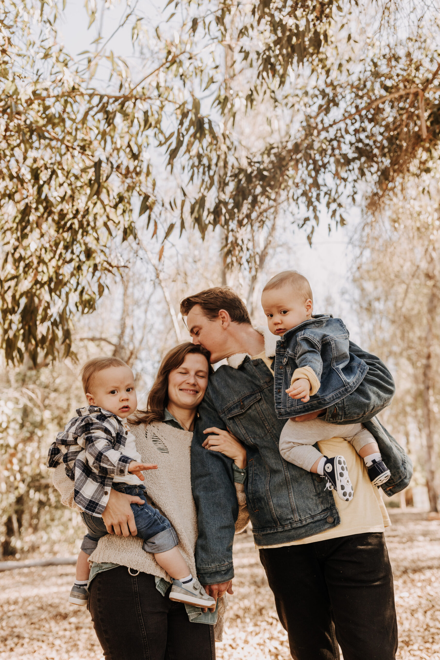 warm fall photos family photos soft morning light family of four twins candid family photos San Diego family photographer Sabrina kinsella sabrinalynnphot