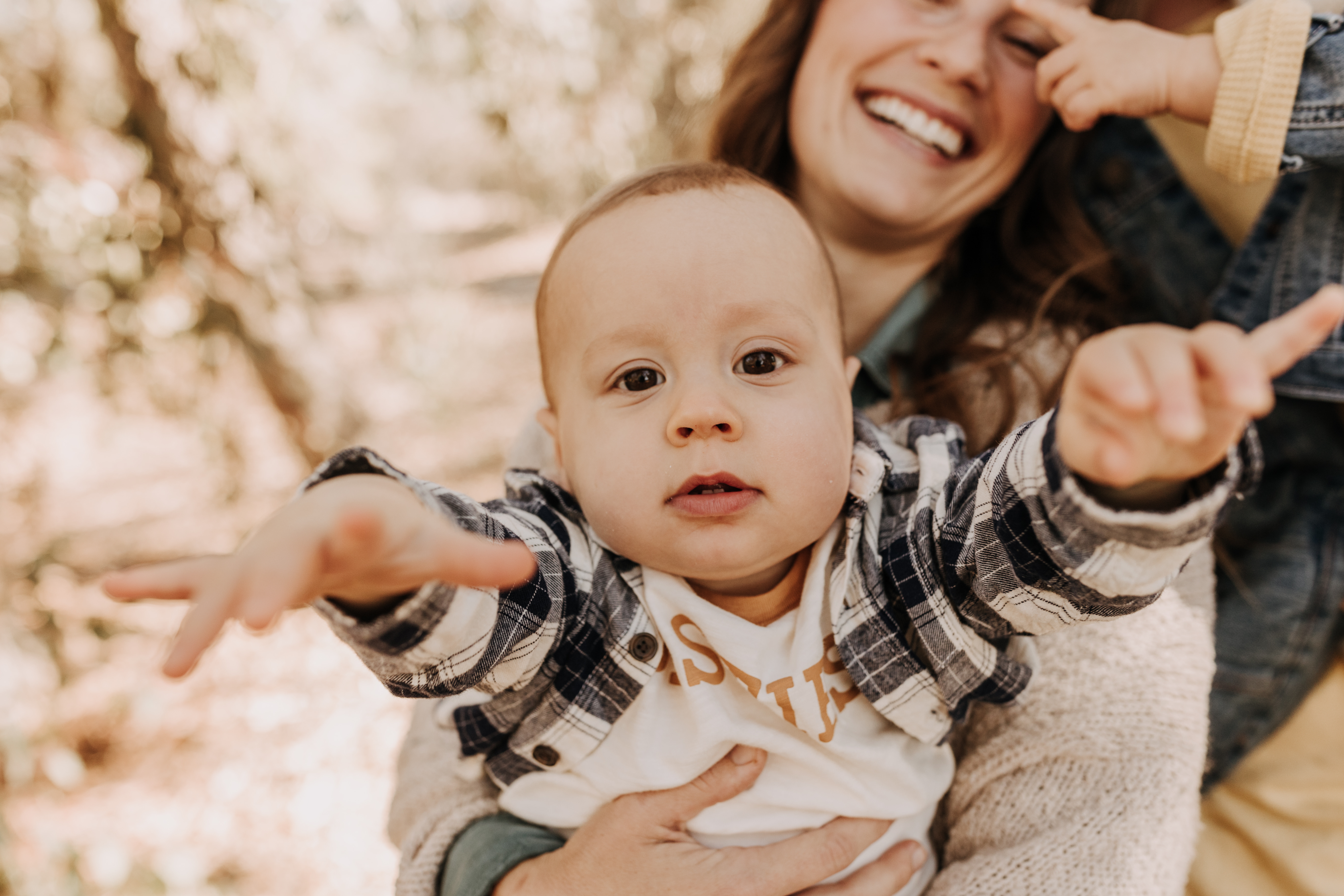 warm fall photos family photos soft morning light family of four twins candid family photos San Diego family photographer Sabrina kinsella sabrinalynnphot