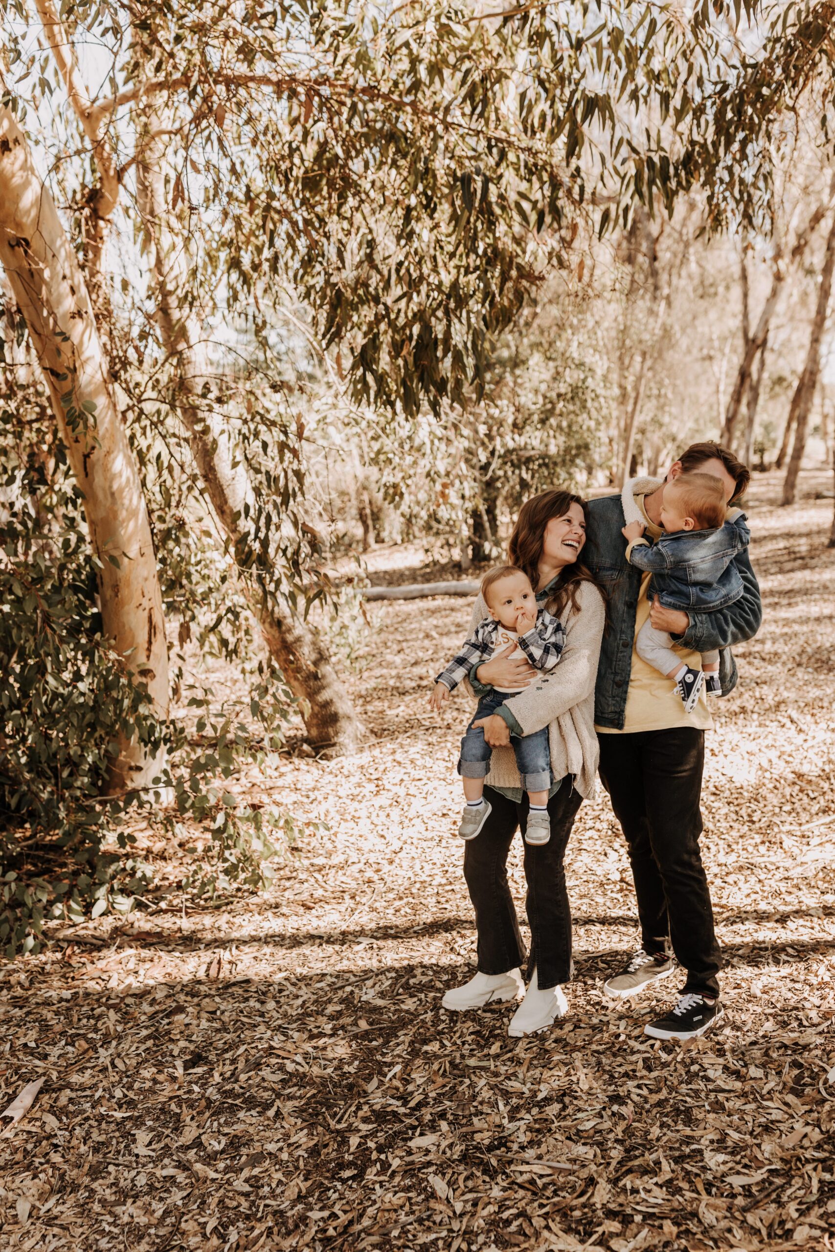 warm fall photos family photos soft morning light family of four twins candid family photos San Diego family photographer Sabrina kinsella sabrinalynnphot