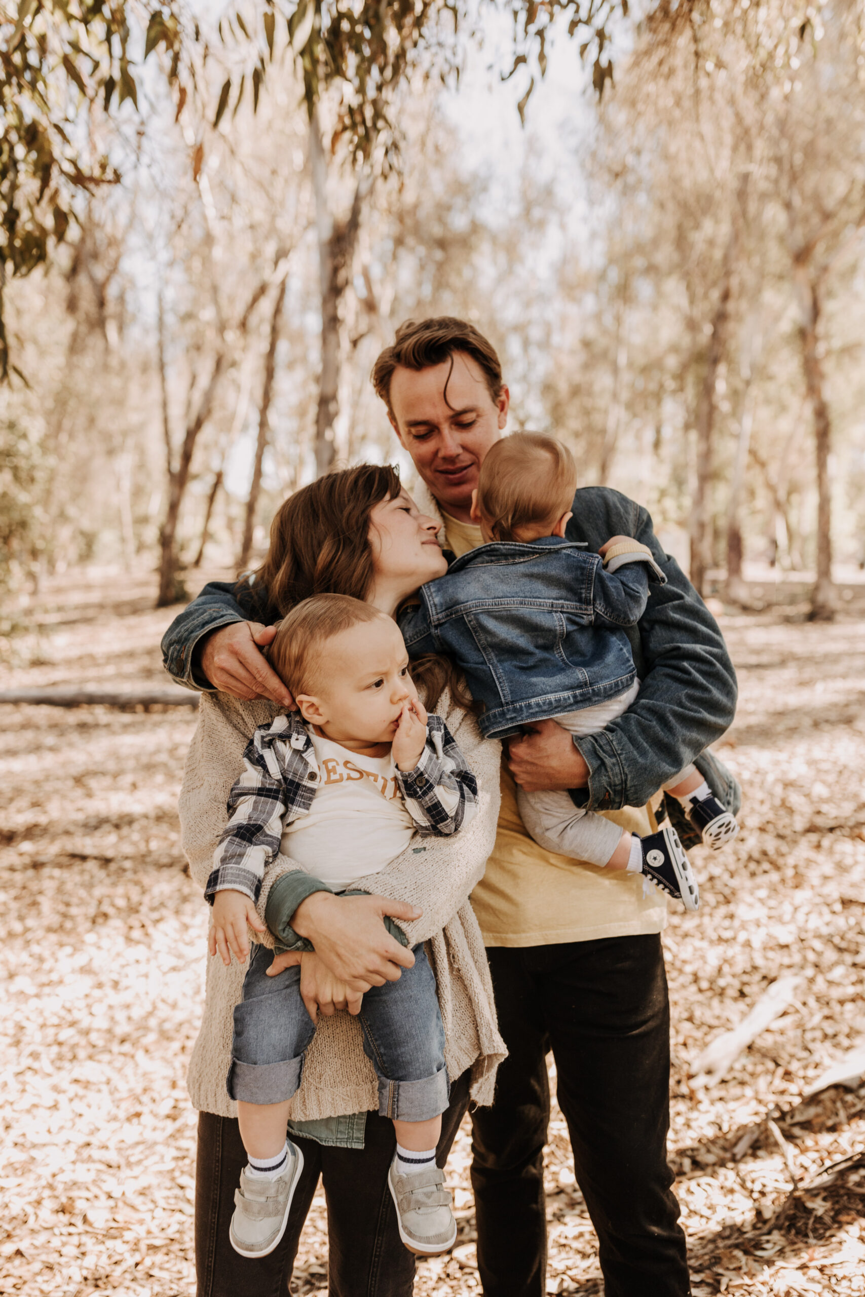 warm fall photos family photos soft morning light family of four twins candid family photos San Diego family photographer Sabrina kinsella sabrinalynnphot