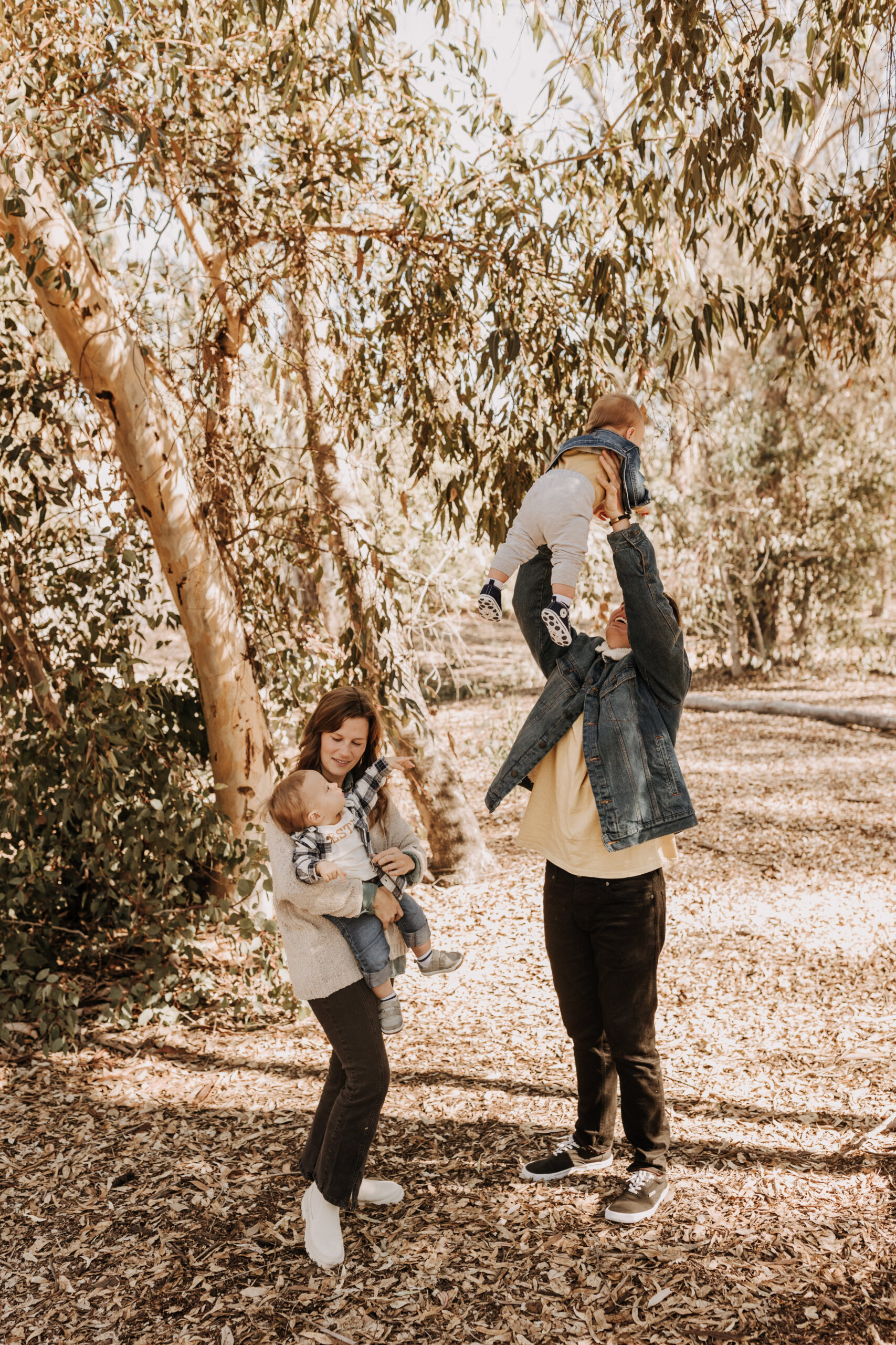 warm fall photos family photos soft morning light family of four twins candid family photos San Diego family photographer Sabrina kinsella sabrinalynnphot