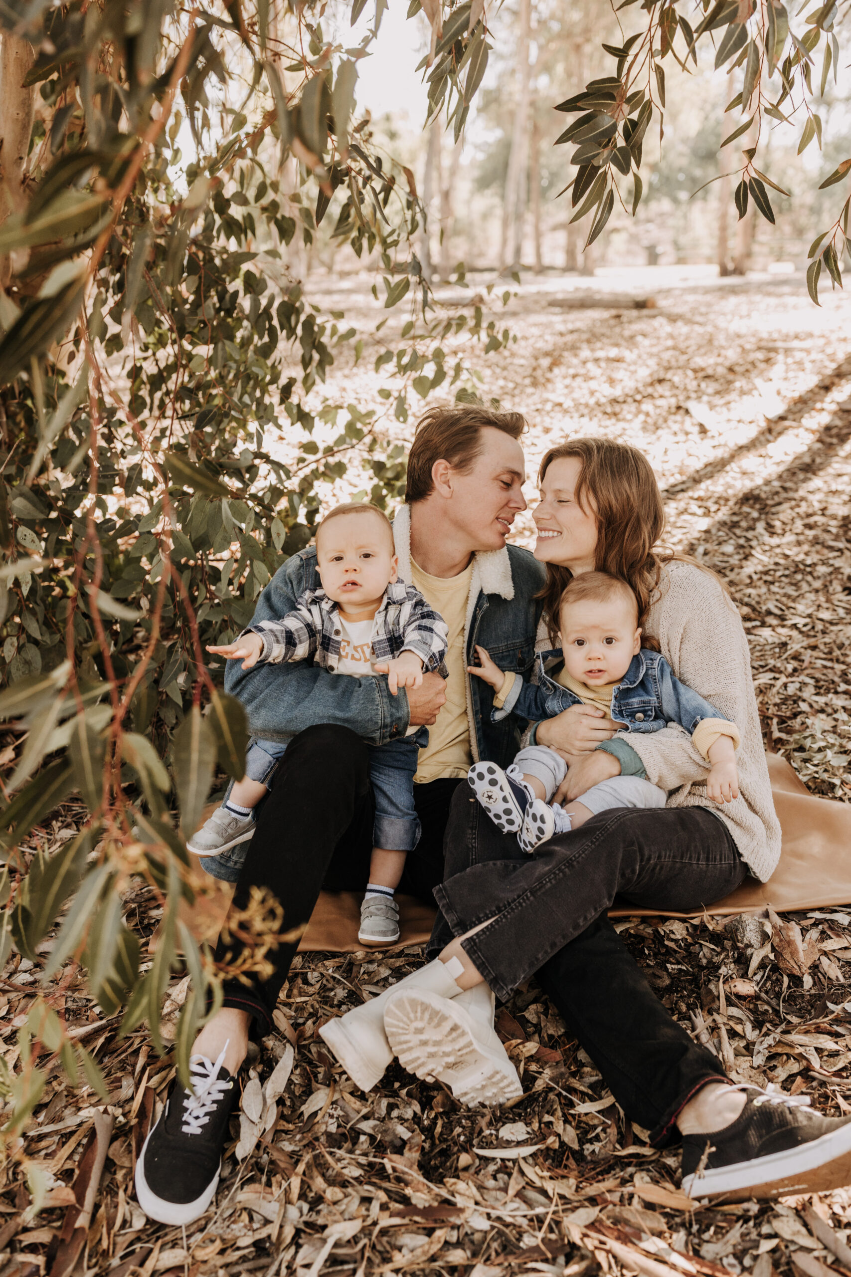 warm fall photos family photos soft morning light family of four twins candid family photos San Diego family photographer Sabrina kinsella sabrinalynnphot