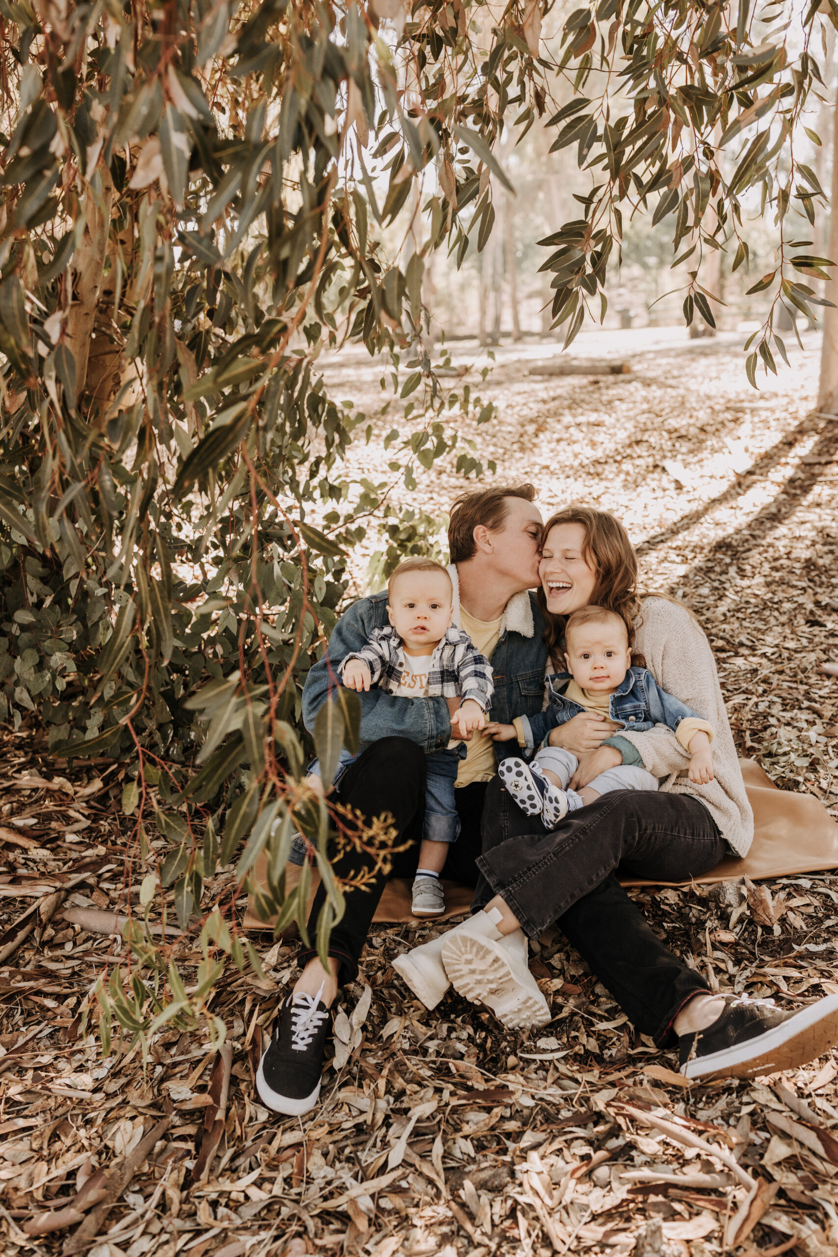 warm fall photos family photos soft morning light family of four twins candid family photos San Diego family photographer Sabrina kinsella sabrinalynnphot