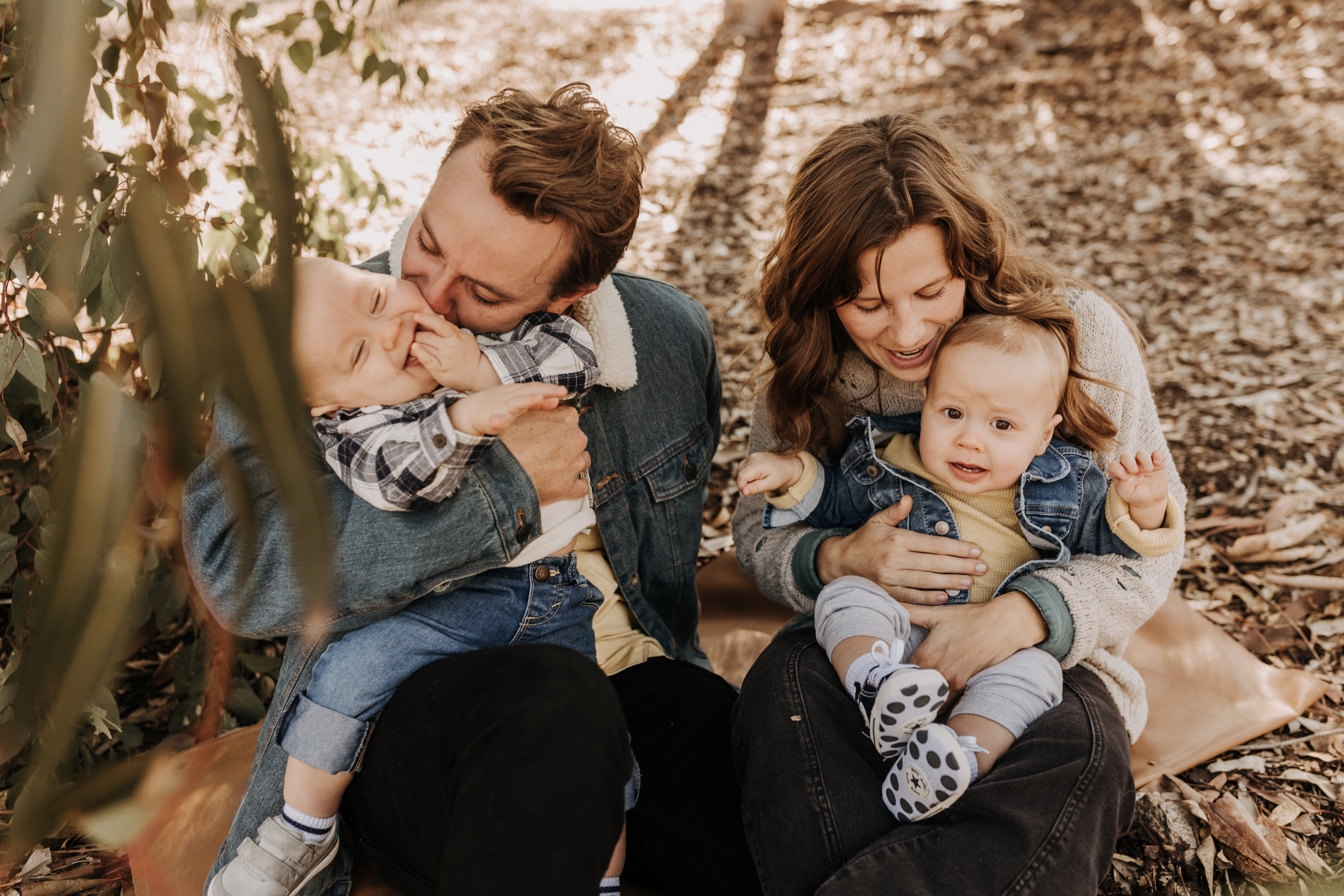 warm fall photos family photos soft morning light family of four twins candid family photos San Diego family photographer Sabrina kinsella sabrinalynnphot