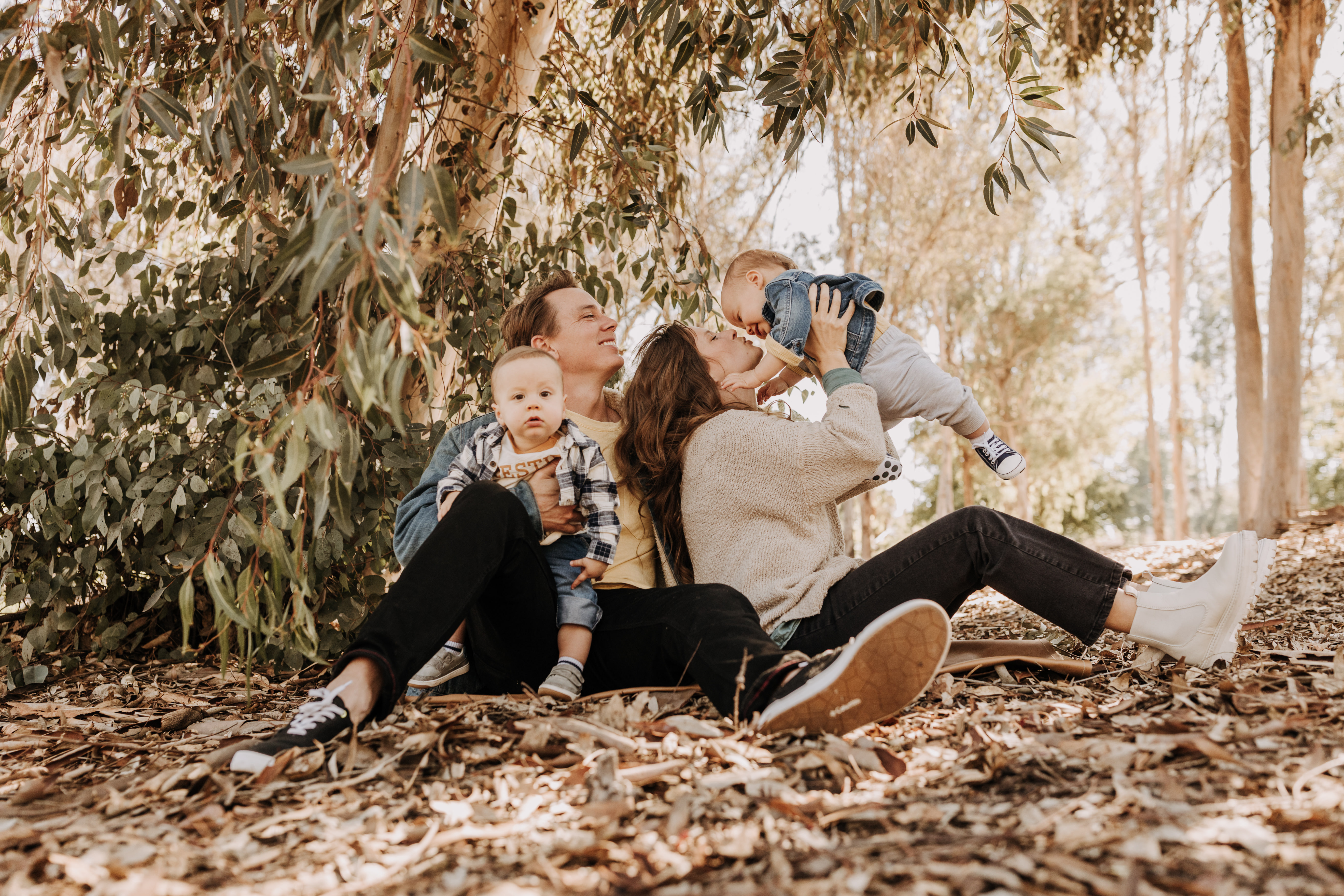 warm fall photos family photos soft morning light family of four twins candid family photos San Diego family photographer Sabrina kinsella sabrinalynnphoto