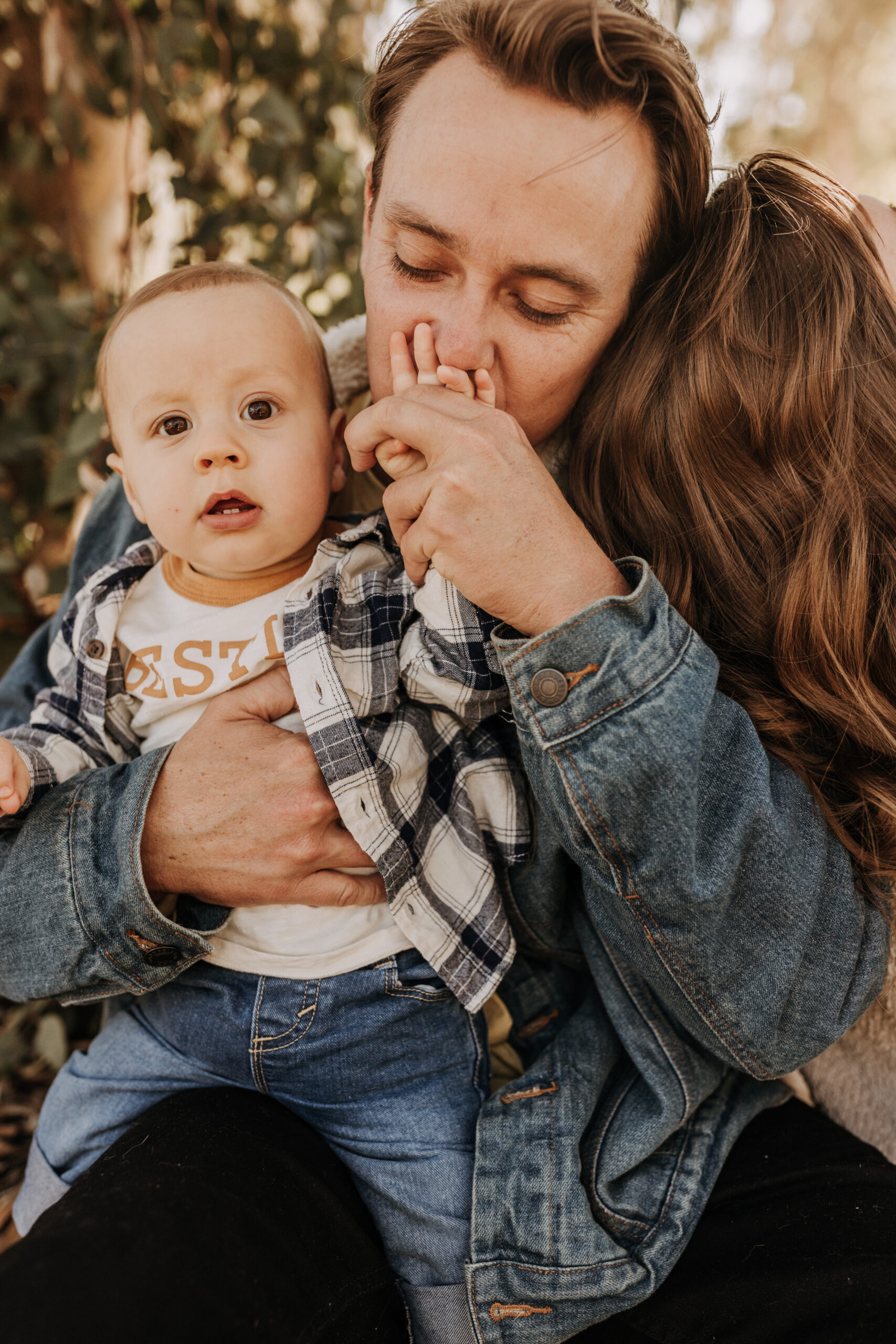 warm fall photos family photos soft morning light family of four twins candid family photos San Diego family photographer Sabrina kinsella sabrinalynnphot