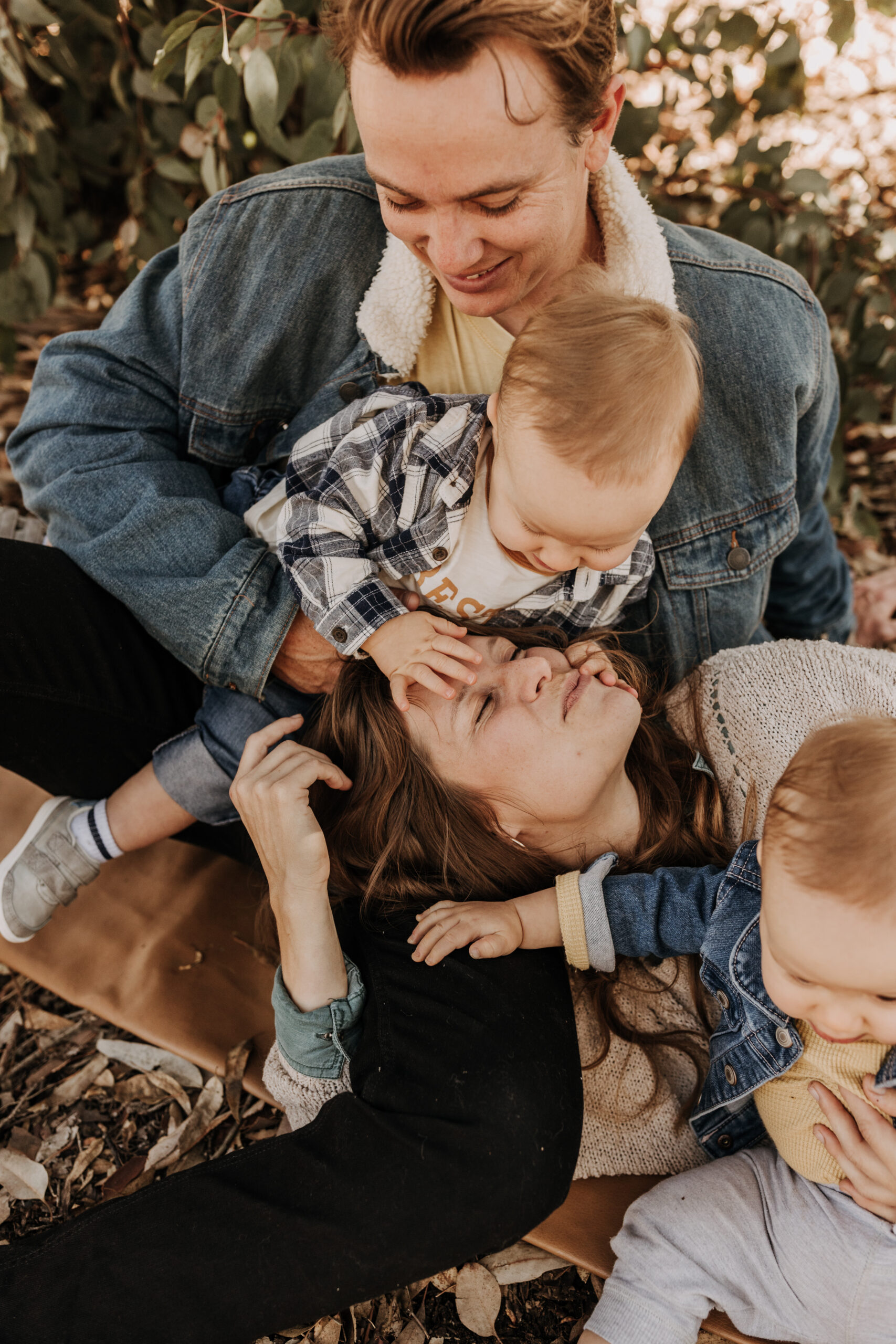 warm fall photos family photos soft morning light family of four twins candid family photos San Diego family photographer Sabrina kinsella sabrinalynnphot