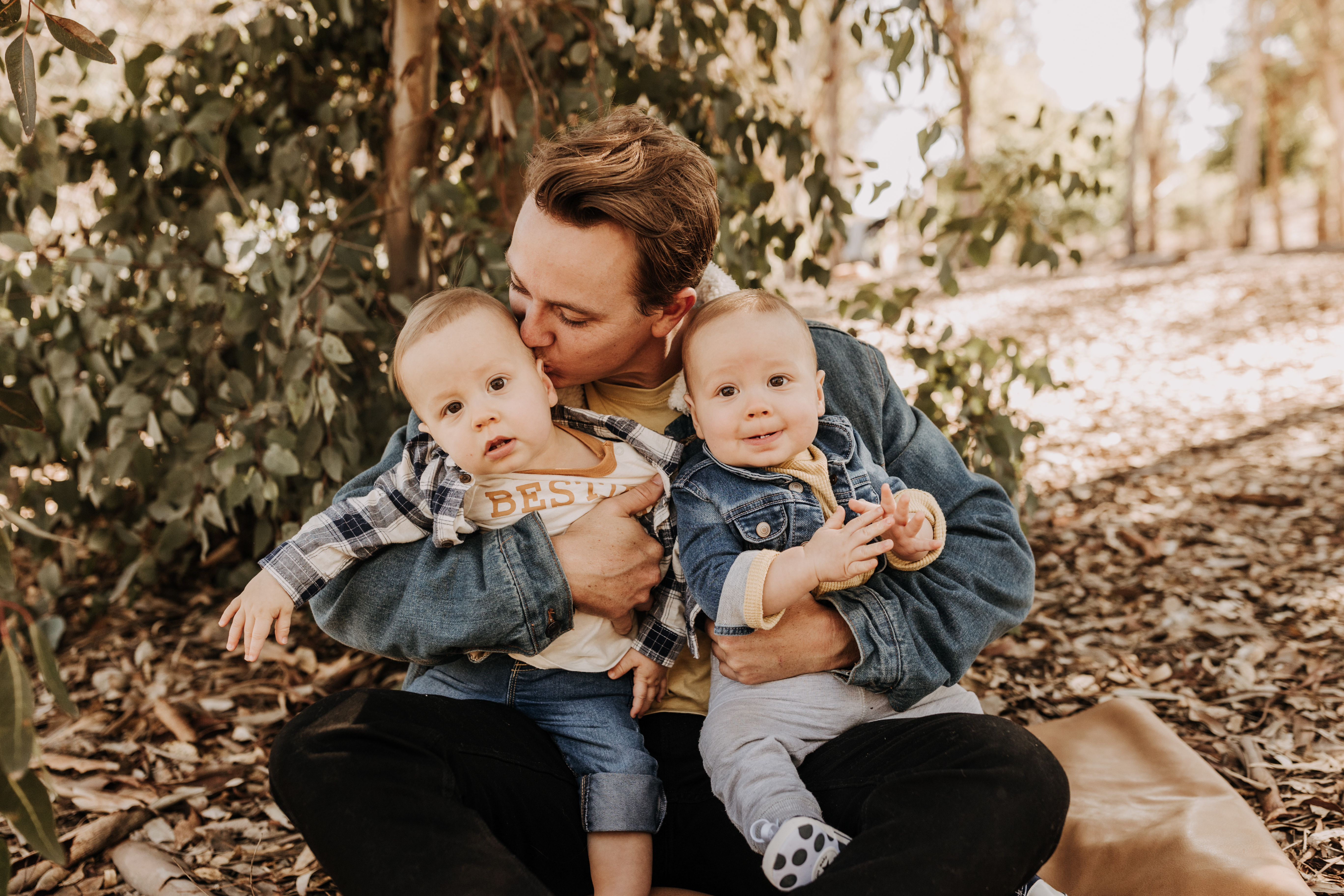 warm fall photos family photos soft morning light family of four twins candid family photos San Diego family photographer Sabrina kinsella sabrinalynnphot