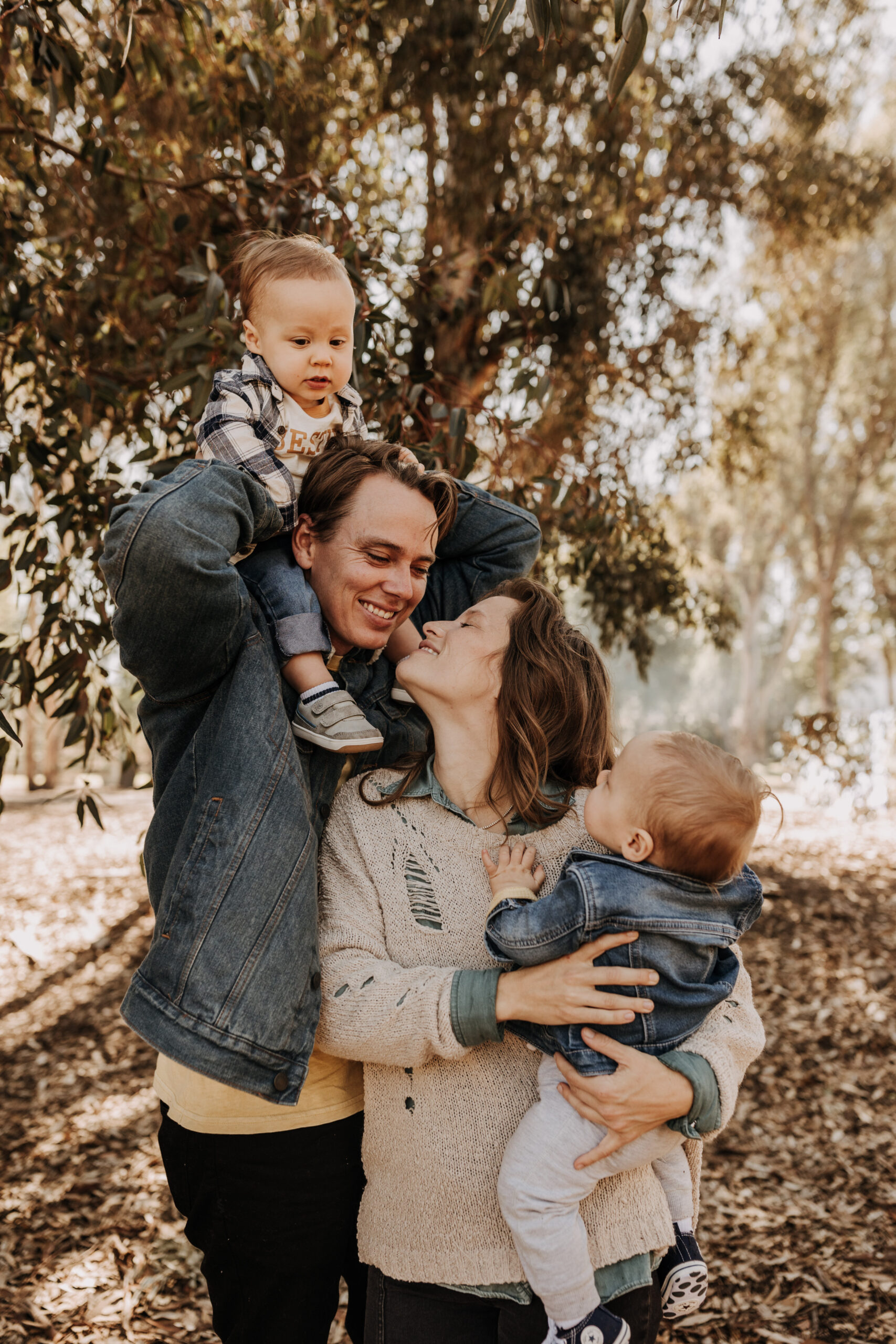 warm fall photos family photos soft morning light family of four twins candid family photos San Diego family photographer Sabrina kinsella sabrinalynnphot