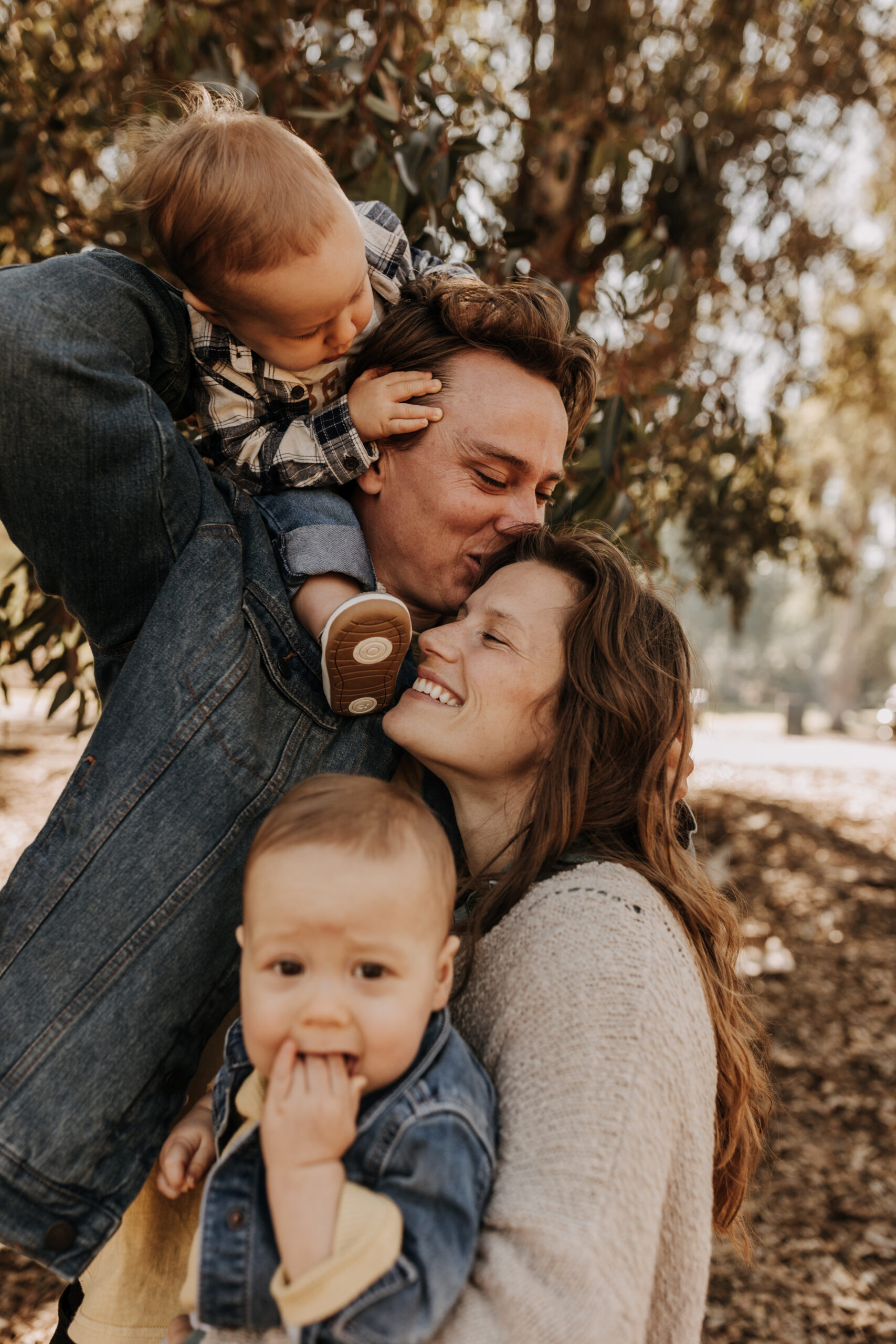 warm fall photos family photos soft morning light family of four twins candid family photos San Diego family photographer Sabrina kinsella sabrinalynnphot