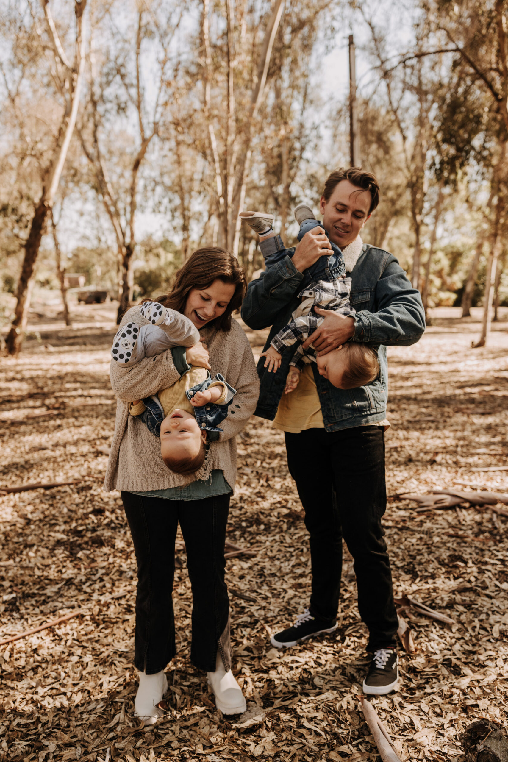 warm fall photos family photos soft morning light family of four twins candid family photos San Diego family photographer Sabrina kinsella sabrinalynnphot