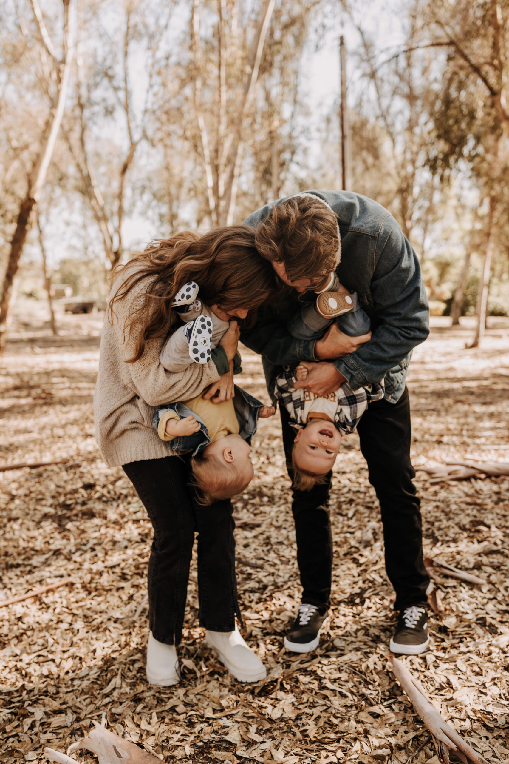 warm fall photos family photos soft morning light family of four twins candid family photos San Diego family photographer Sabrina kinsella sabrinalynnphot