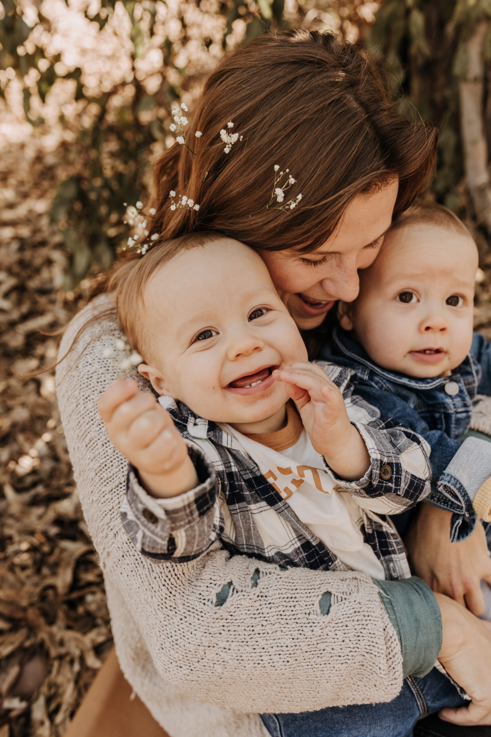 warm fall photos family photos soft morning light family of four twins candid family photos San Diego family photographer Sabrina kinsella sabrinalynnphot