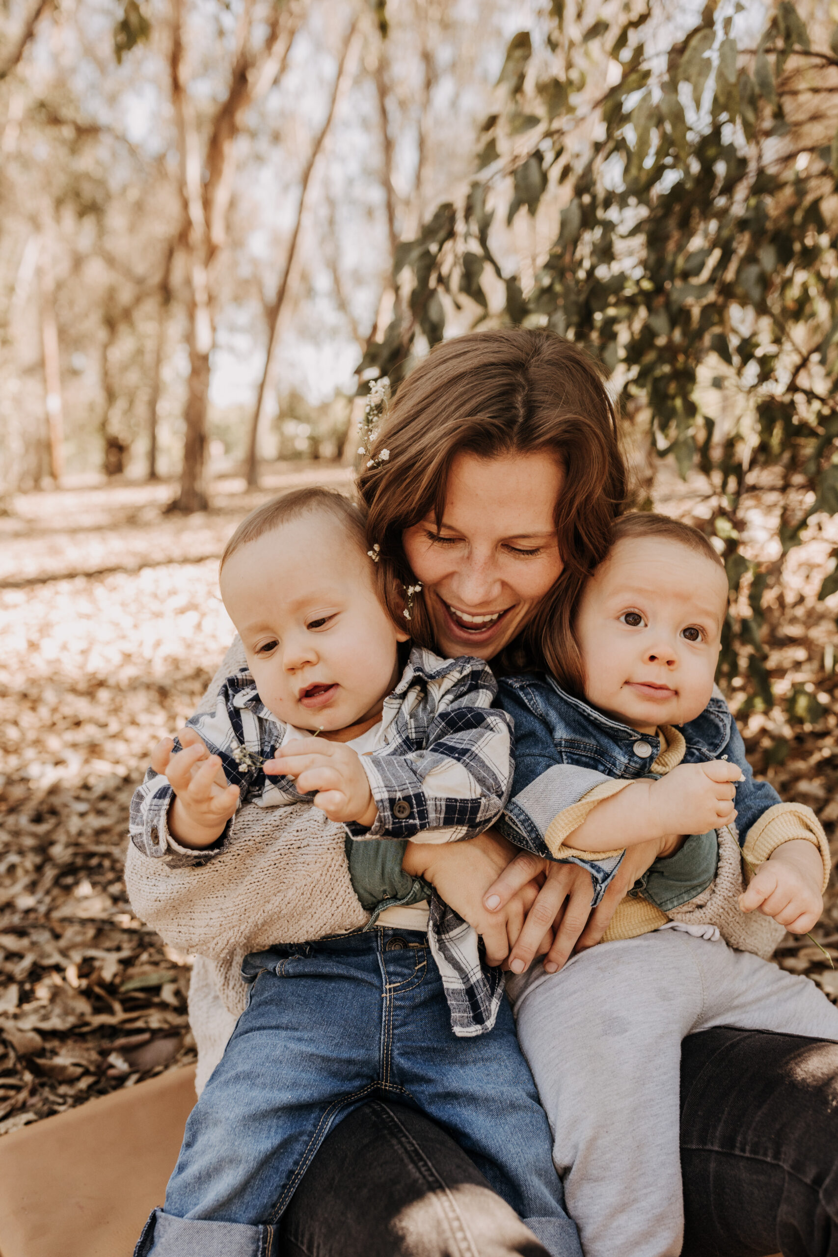 warm fall photos family photos soft morning light family of four twins candid family photos San Diego family photographer Sabrina kinsella sabrinalynnphot