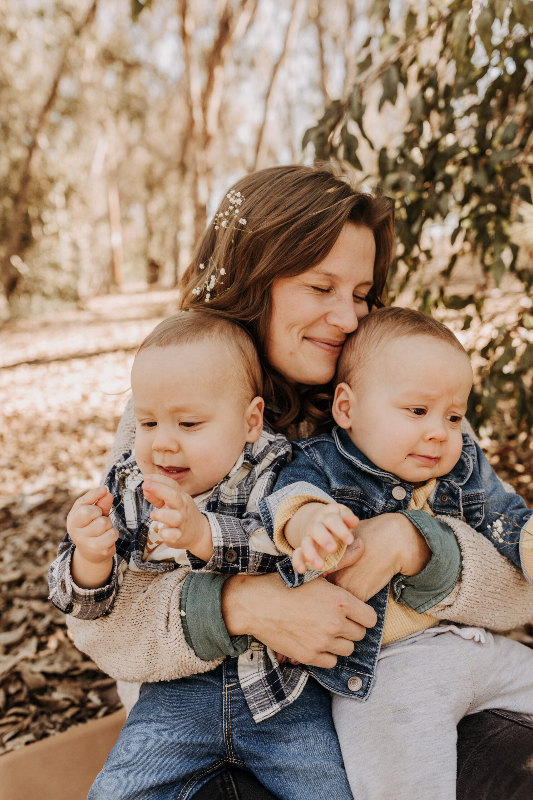 warm fall photos family photos soft morning light family of four twins candid family photos San Diego family photographer Sabrina kinsella sabrinalynnphot