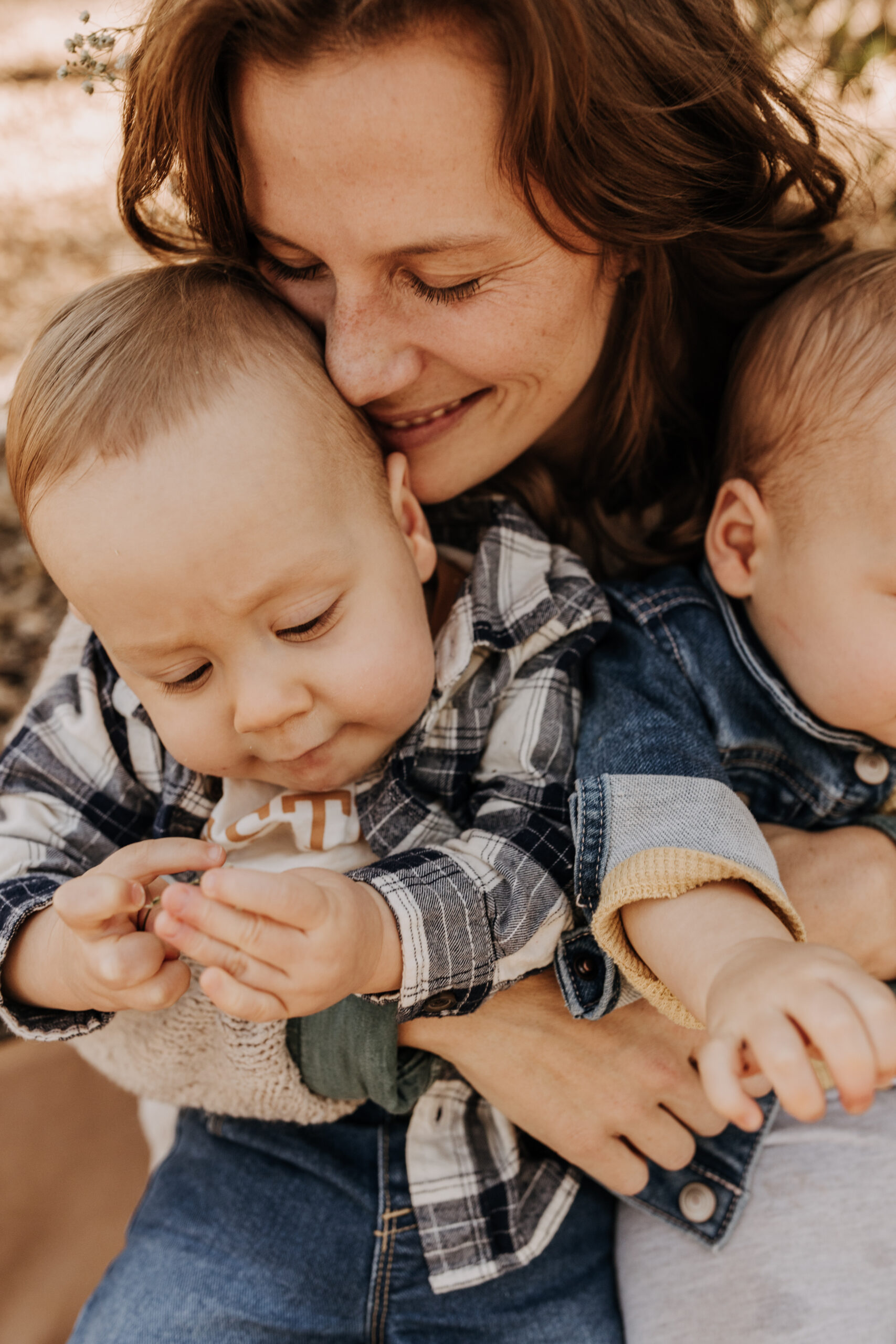 warm fall photos family photos soft morning light family of four twins candid family photos San Diego family photographer Sabrina kinsella sabrinalynnphot