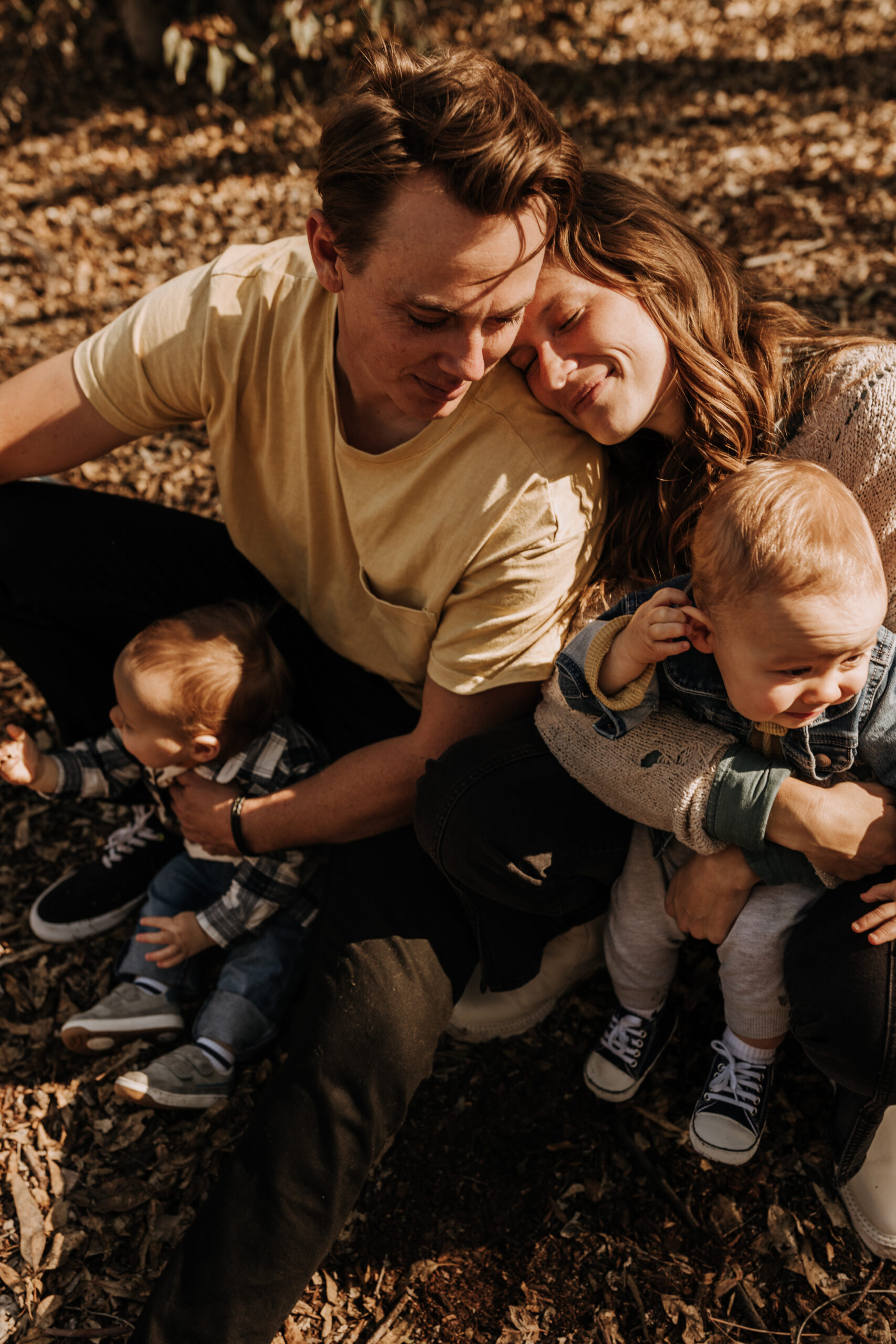 warm fall photos family photos soft morning light family of four twins candid family photos San Diego family photographer Sabrina kinsella sabrinalynnphot