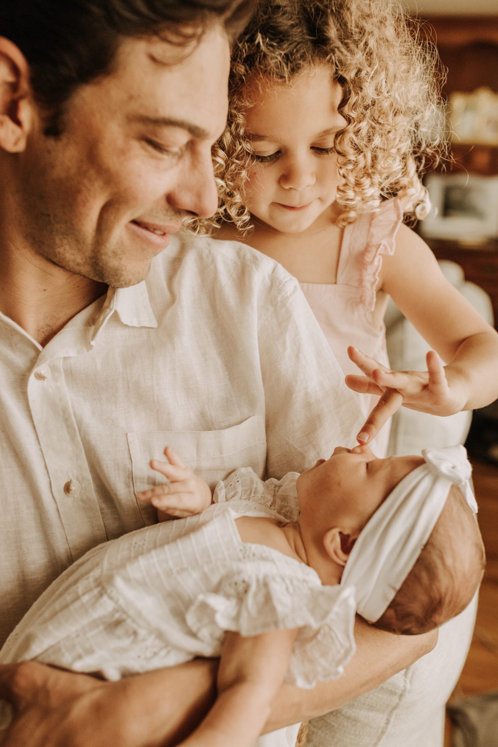 warm and cozy in home family session newborn photos newborn baby infant photos candid family moments neutral toned in home family of four San Diego family photographer Sabrina kinsella sabrinalynnphoto