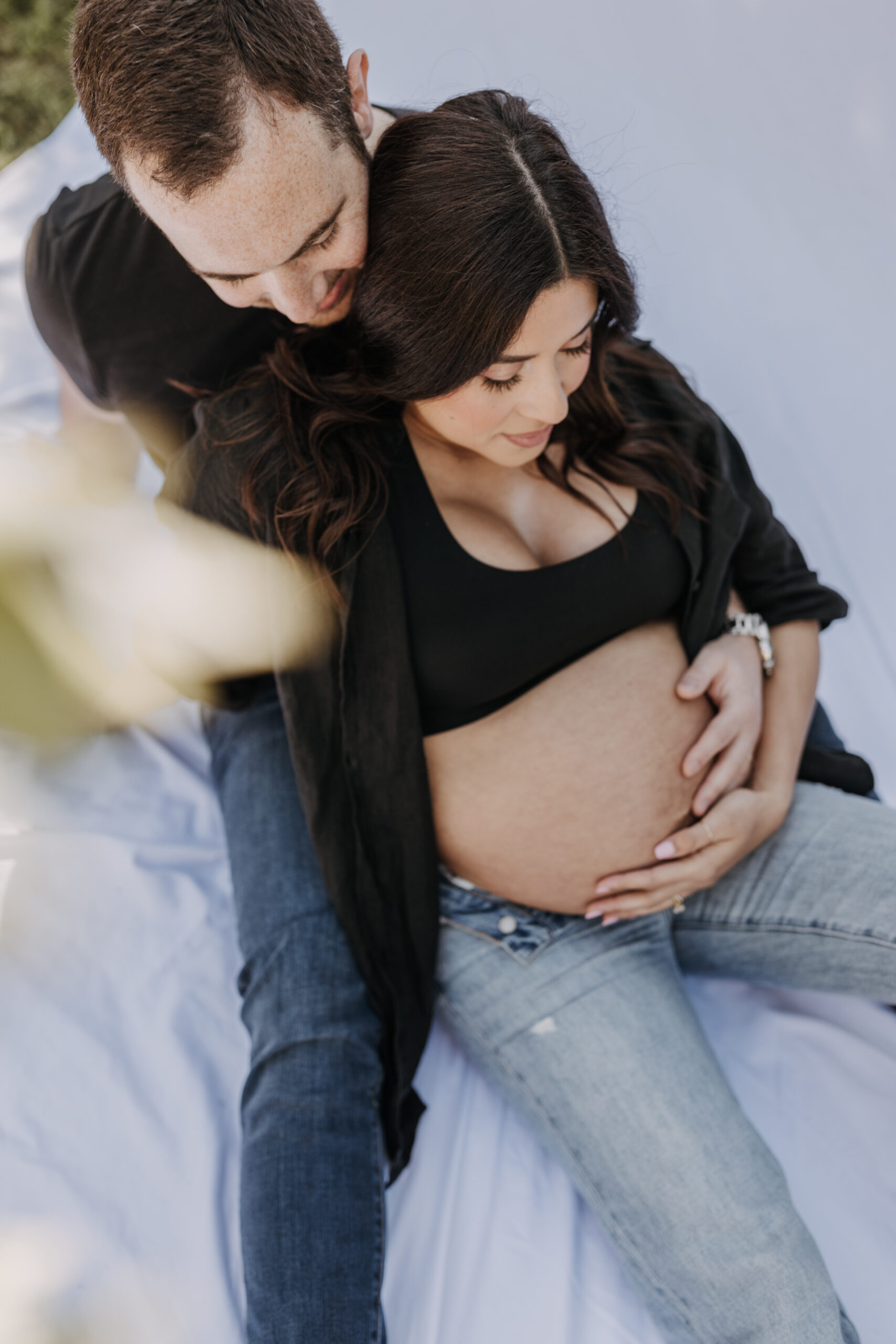 backyard mini maternity session maternity photos white backdrop sabrinalynnphoto San Diego couples photographer florals