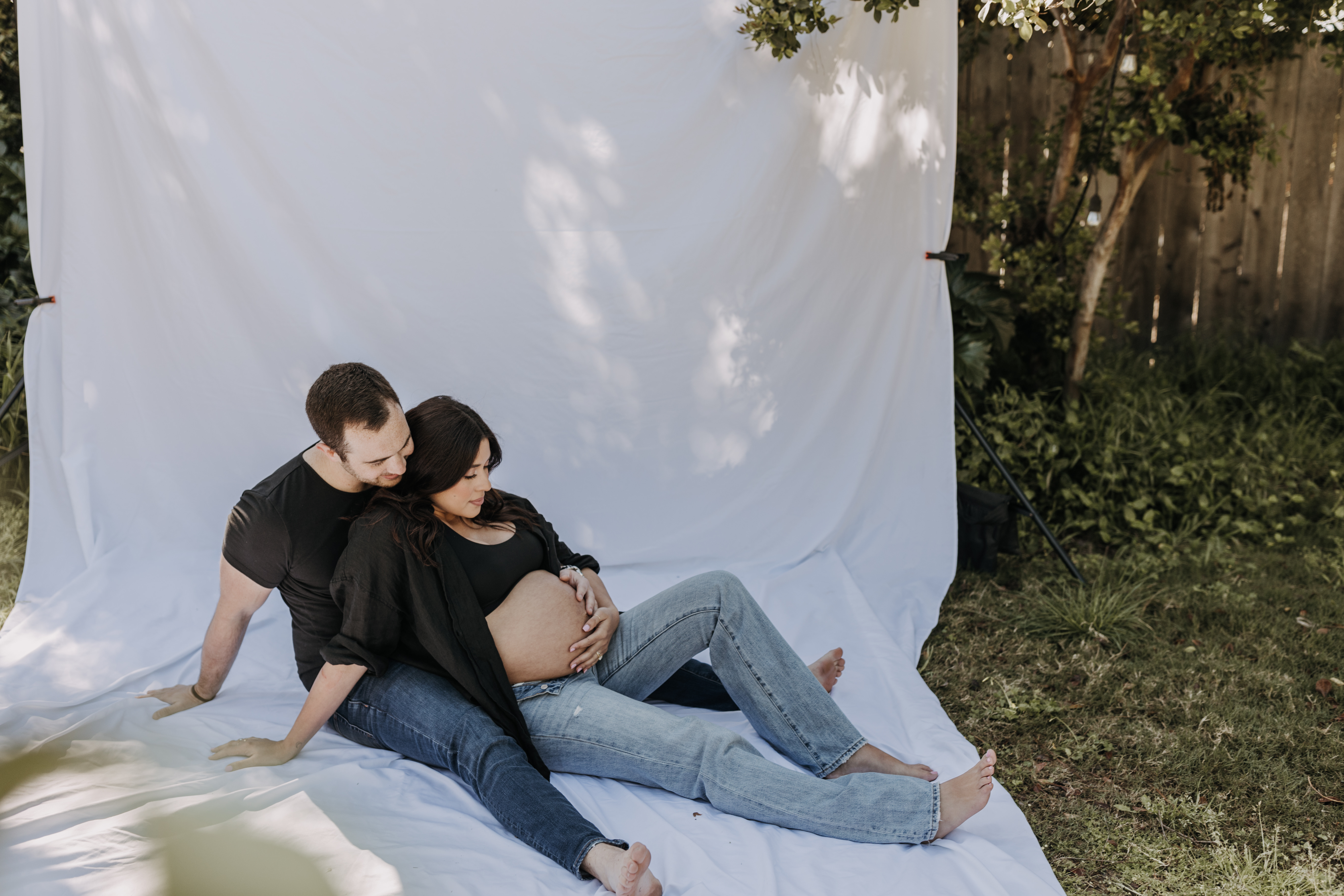 backyard mini maternity session maternity photos white backdrop sabrinalynnphoto San Diego couples photographer florals 