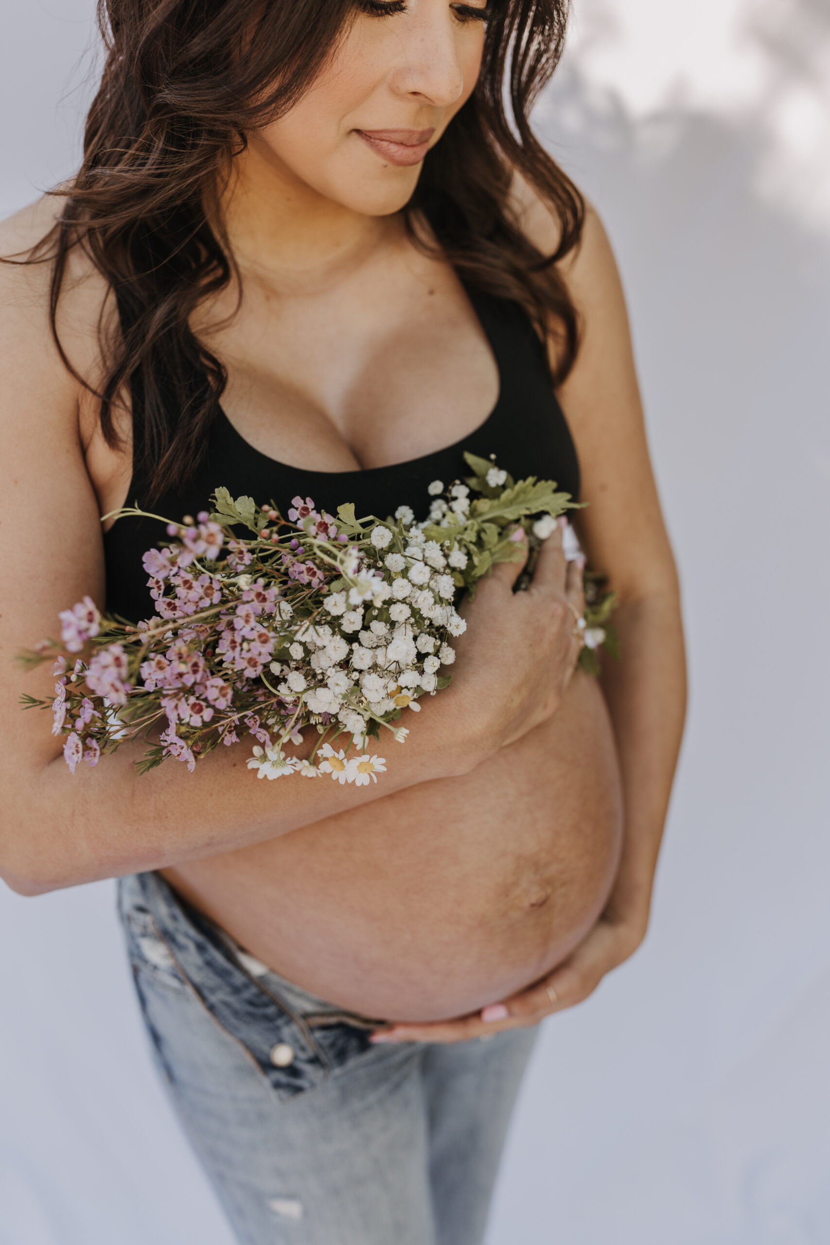 backyard mini maternity session maternity photos white backdrop sabrinalynnphoto San Diego couples photographer florals