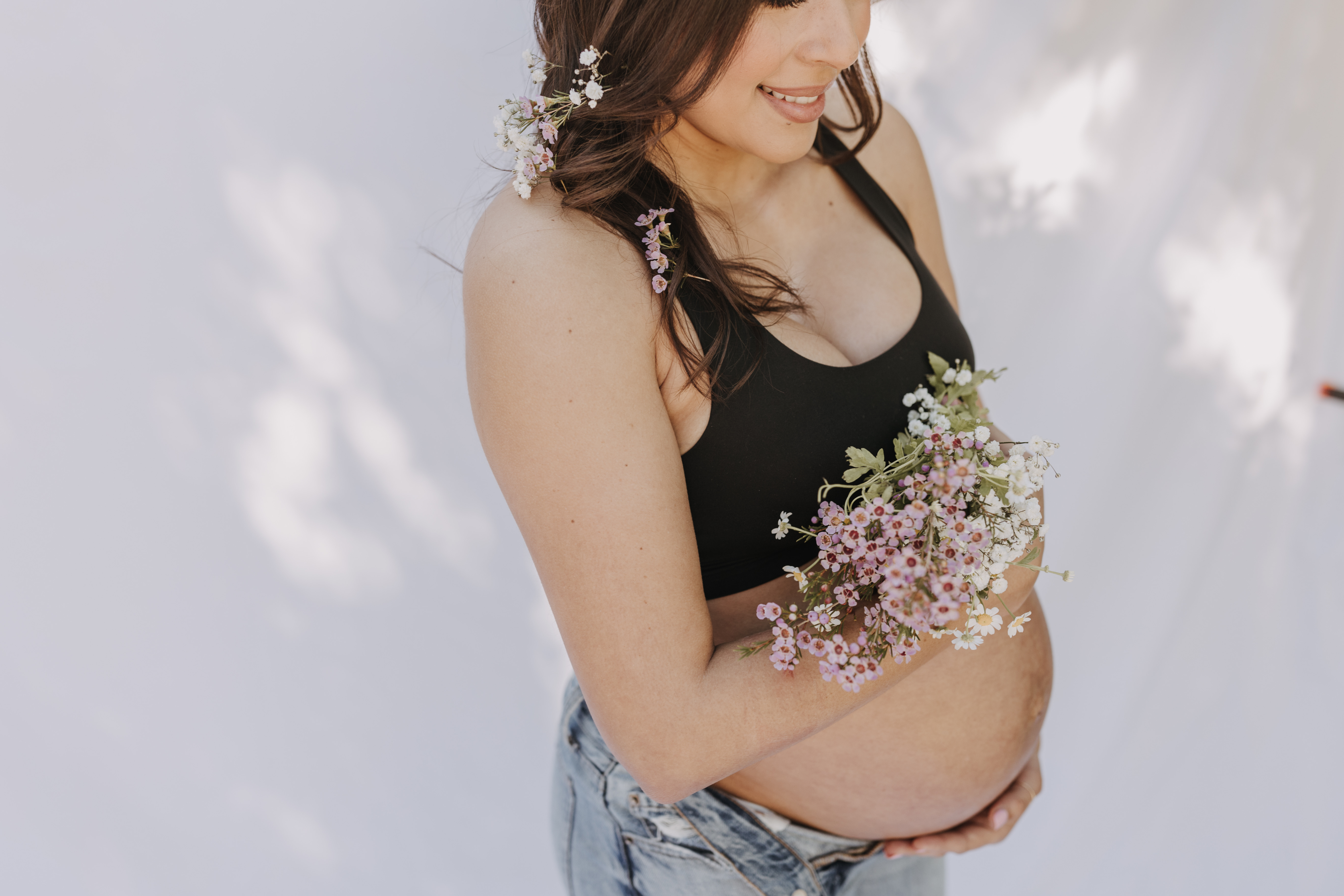 backyard mini maternity session maternity photos white backdrop sabrinalynnphoto San Diego couples photographer florals 