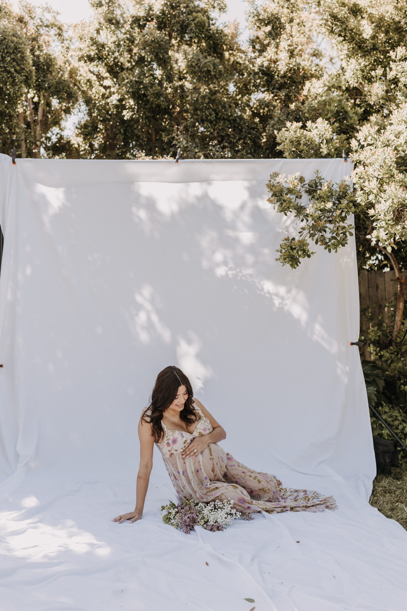 backyard mini maternity session maternity photos white backdrop sabrinalynnphoto San Diego couples photographer florals