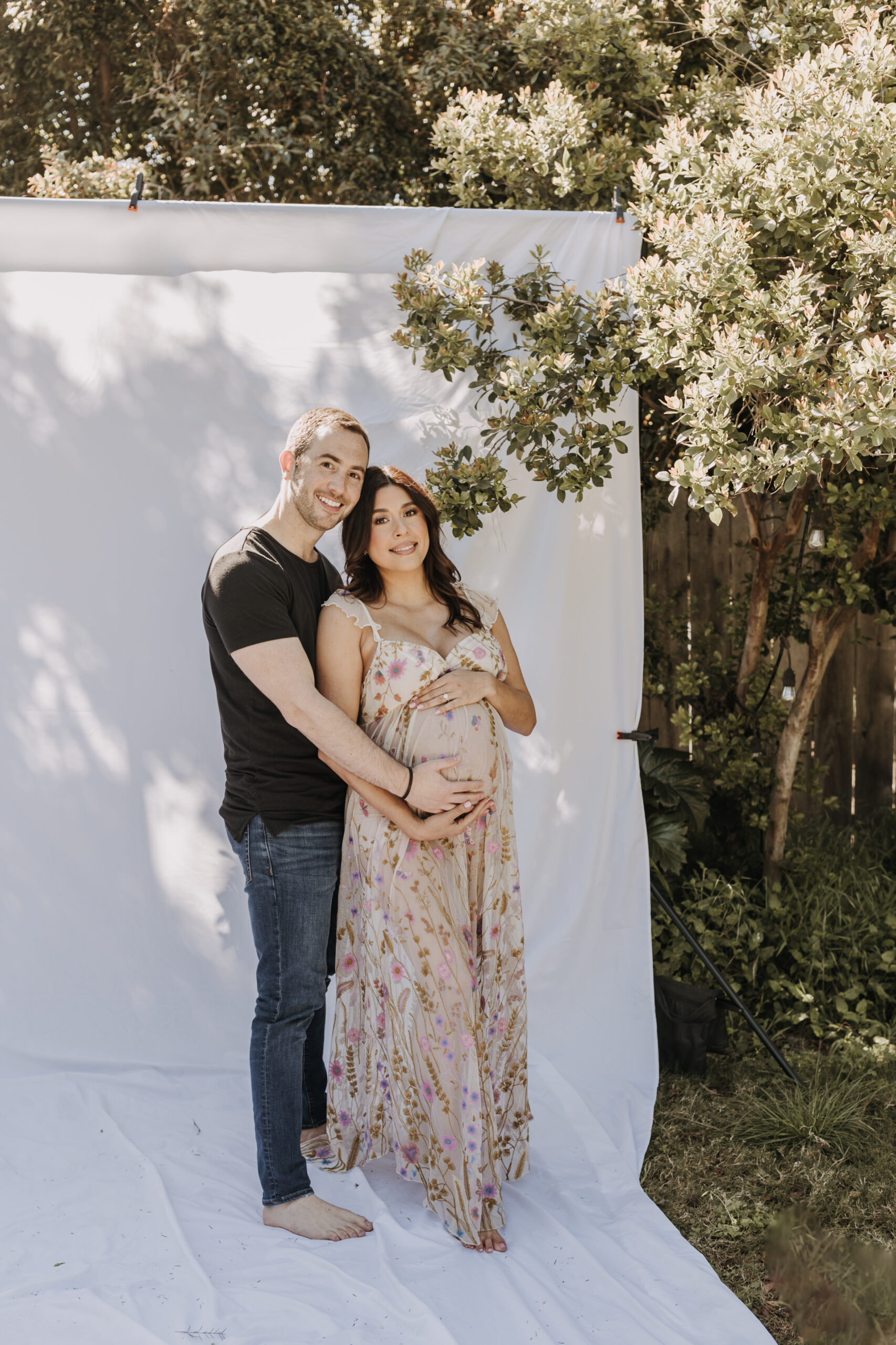 backyard mini maternity session maternity photos white backdrop sabrinalynnphoto San Diego couples photographer florals