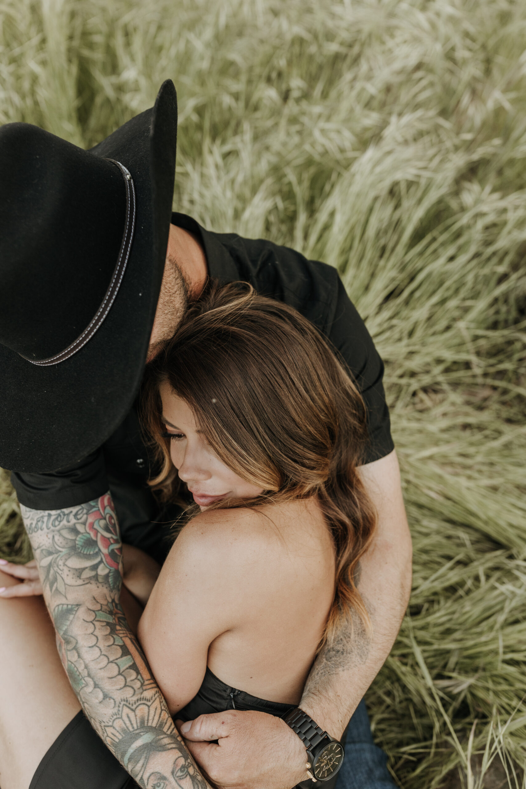 outdoor western romantic engagement session couples photography warm toned country cowboy modern couple bride and groom engagement San Diego couples photographer Sabrina kinsella sabrinalynnphoto