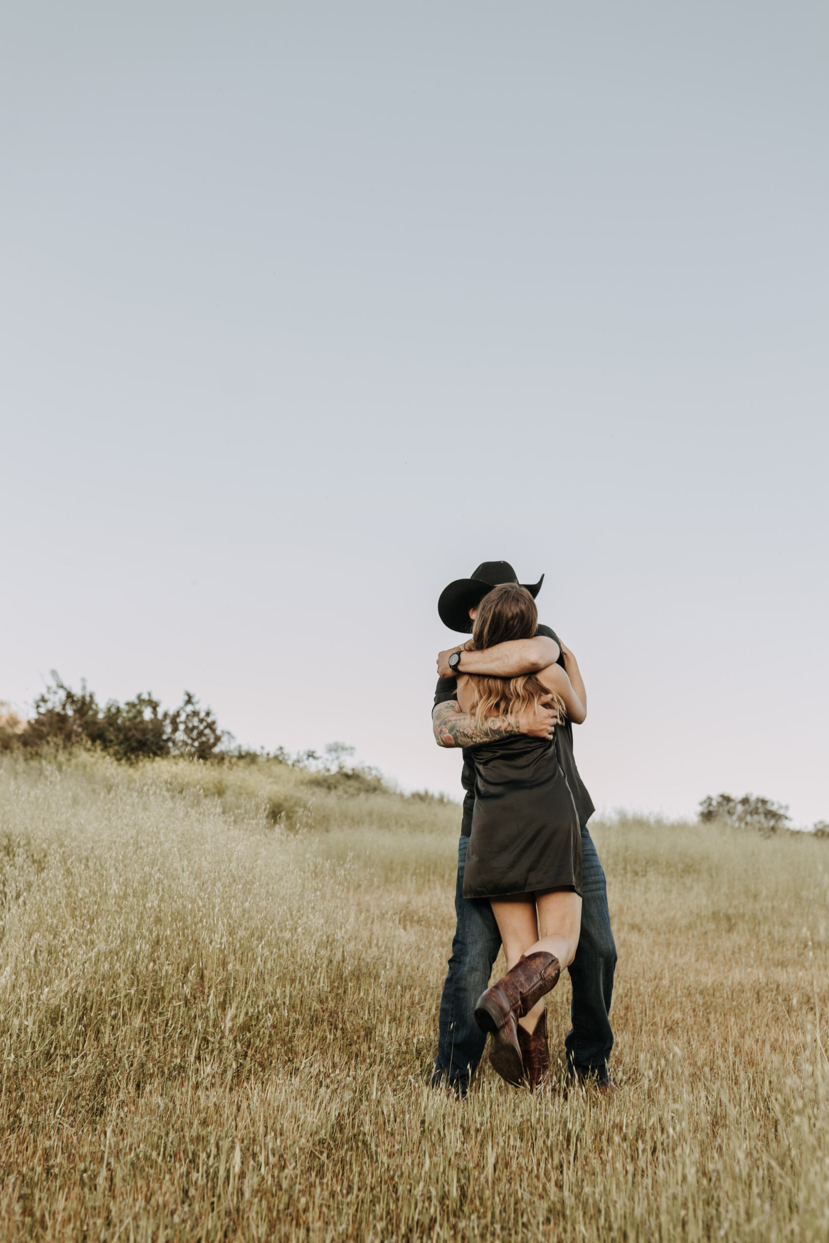 outdoor western romantic engagement session couples photography warm toned country cowboy modern couple bride and groom engagement San Diego couples photographer Sabrina kinsella sabrinalynnphoto