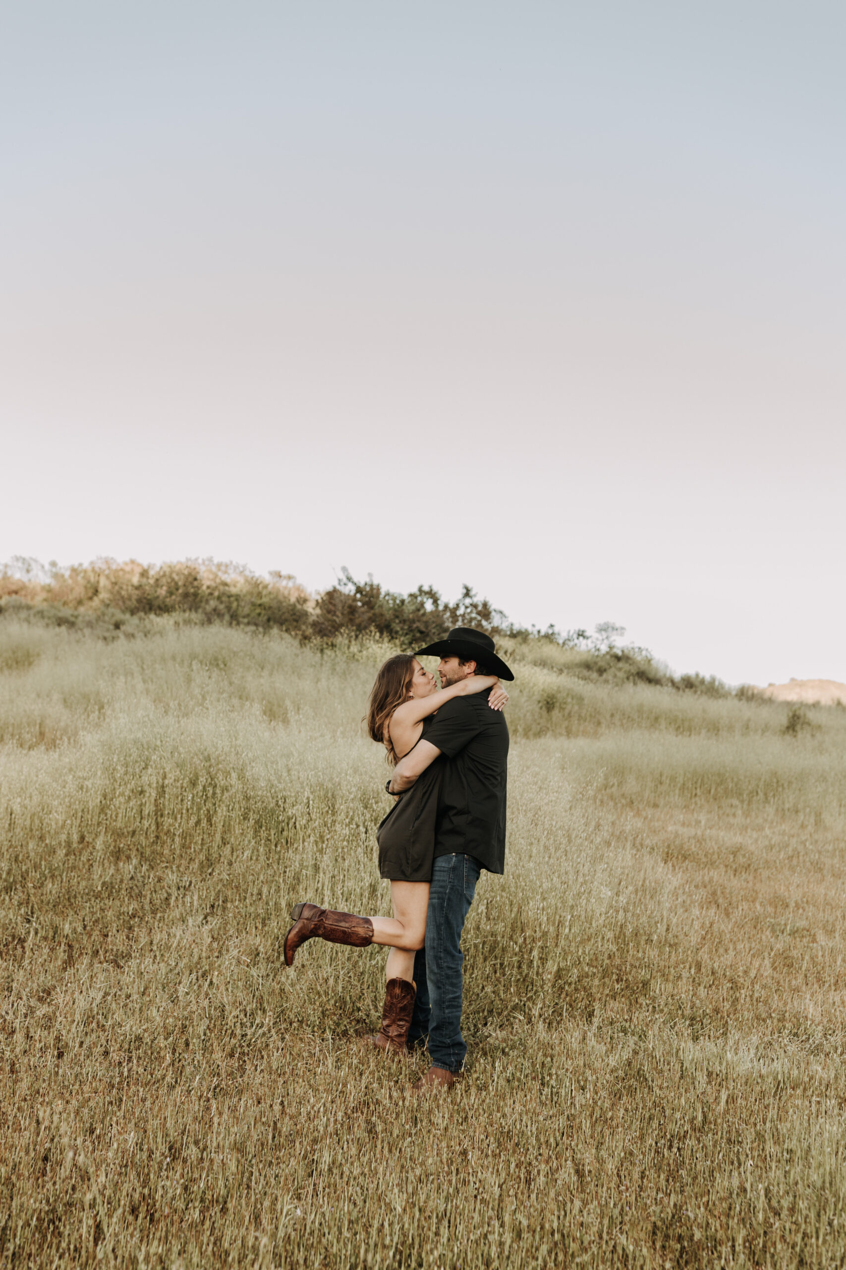 outdoor western romantic engagement session couples photography warm toned country cowboy modern couple bride and groom engagement San Diego couples photographer Sabrina kinsella sabrinalynnphoto