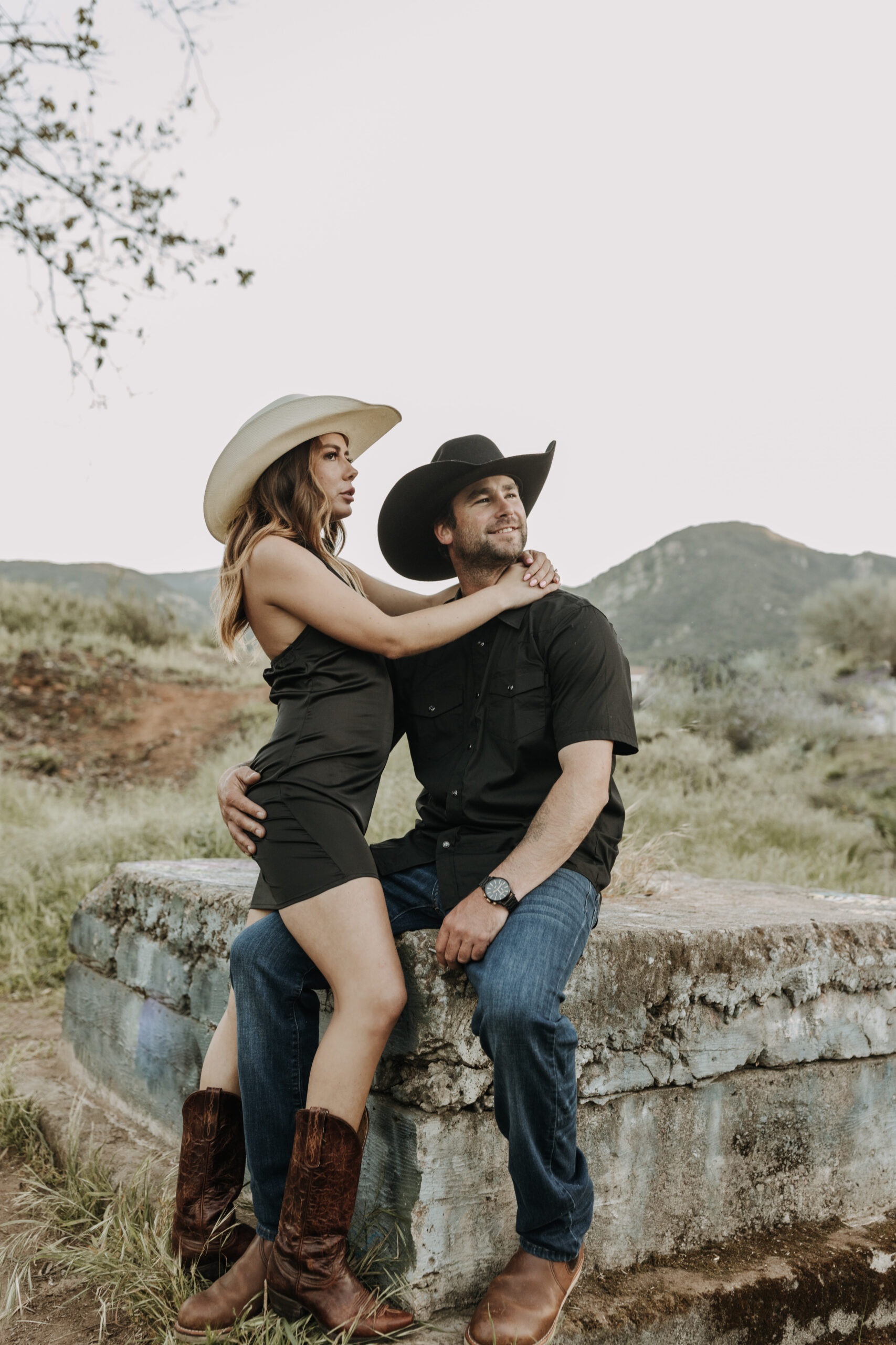 outdoor western romantic engagement session couples photography warm toned country cowboy modern couple bride and groom engagement San Diego couples photographer Sabrina kinsella sabrinalynnphoto