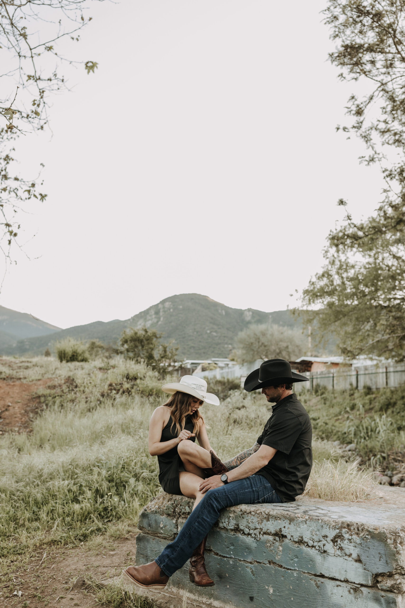 outdoor western romantic engagement session couples photography warm toned country cowboy modern couple bride and groom engagement San Diego couples photographer Sabrina kinsella sabrinalynnphoto