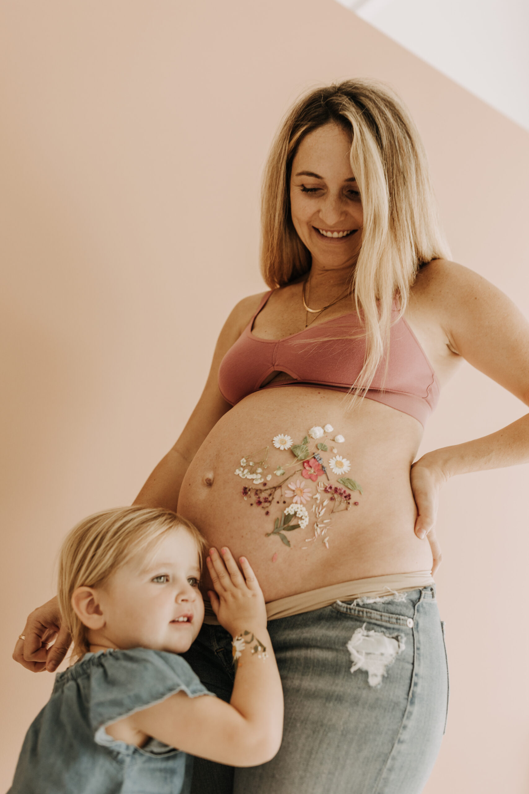 studio photography session pink maternity photos in a studio white backdrop pink confetti streamers mama and me motherhood mini sessions family photos candid maternity photos styled shoot San Diego maternity photographer Sabrinalynnphoto Sabrina kinsella