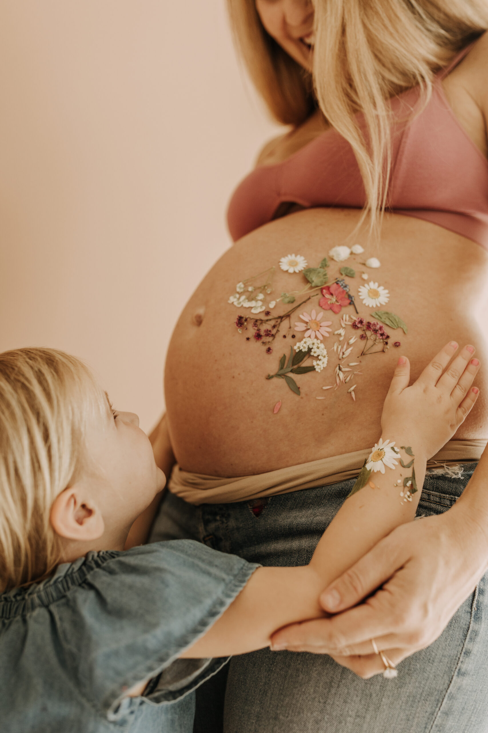 studio photography session pink maternity photos in a studio white backdrop pink confetti streamers mama and me motherhood mini sessions family photos candid maternity photos styled shoot San Diego maternity photographer Sabrinalynnphoto Sabrina kinsella