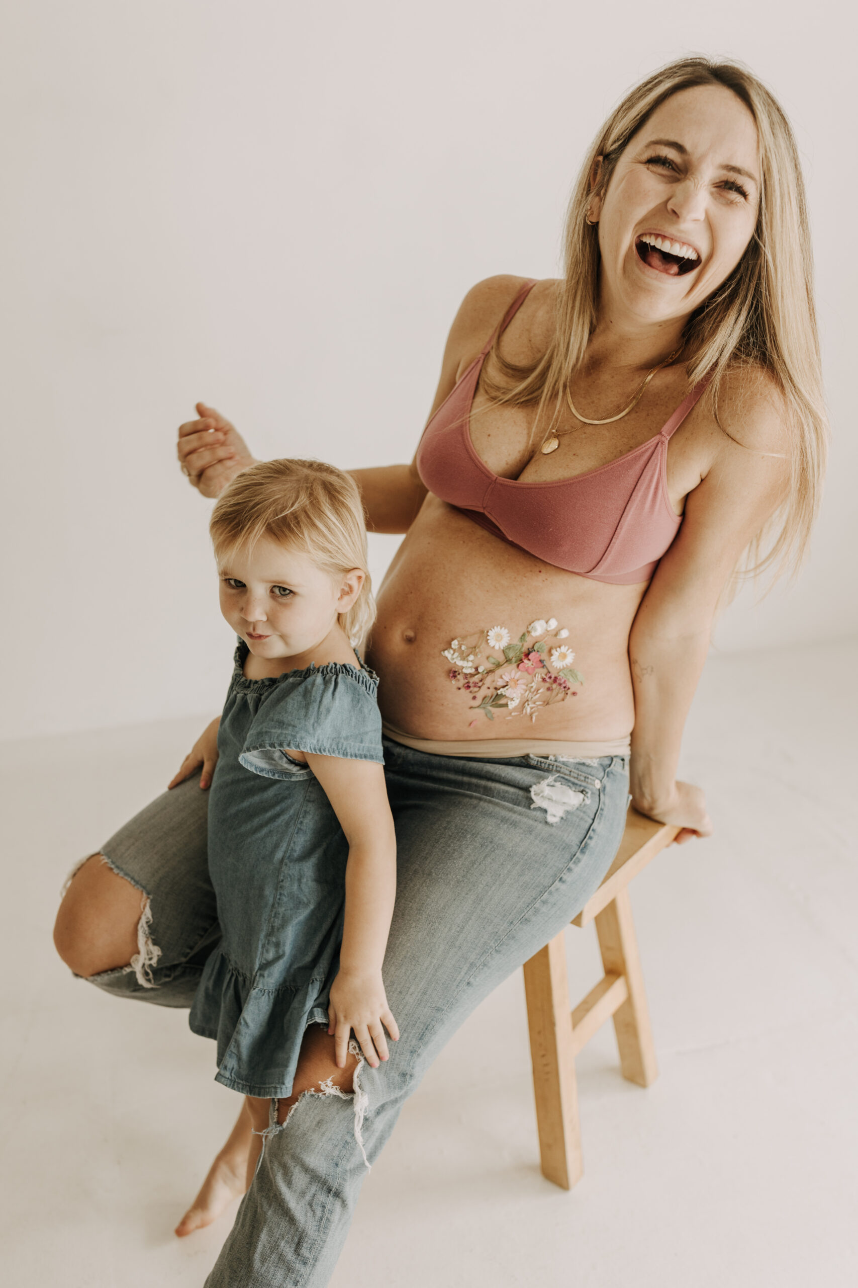 studio photography session pink maternity photos in a studio white backdrop pink confetti streamers mama and me motherhood mini sessions family photos candid maternity photos styled shoot San Diego maternity photographer Sabrinalynnphoto Sabrina kinsella