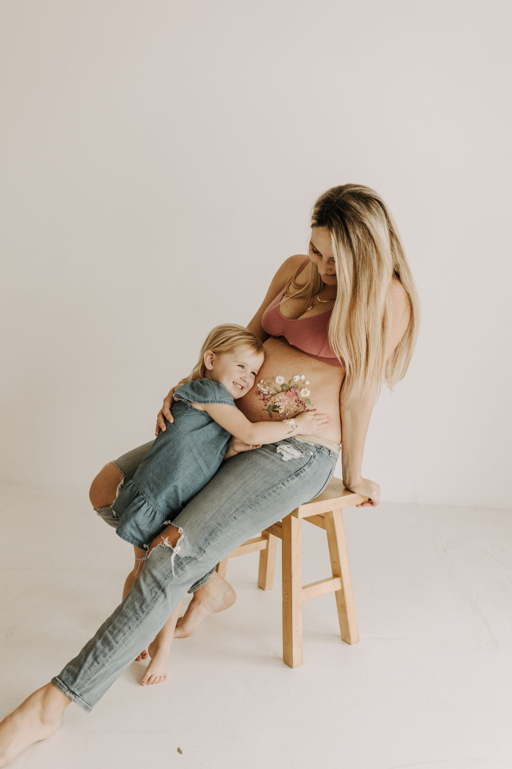 studio photography session pink maternity photos in a studio white backdrop pink confetti streamers mama and me motherhood mini sessions family photos candid maternity photos styled shoot San Diego maternity photographer Sabrinalynnphoto Sabrina kinsella