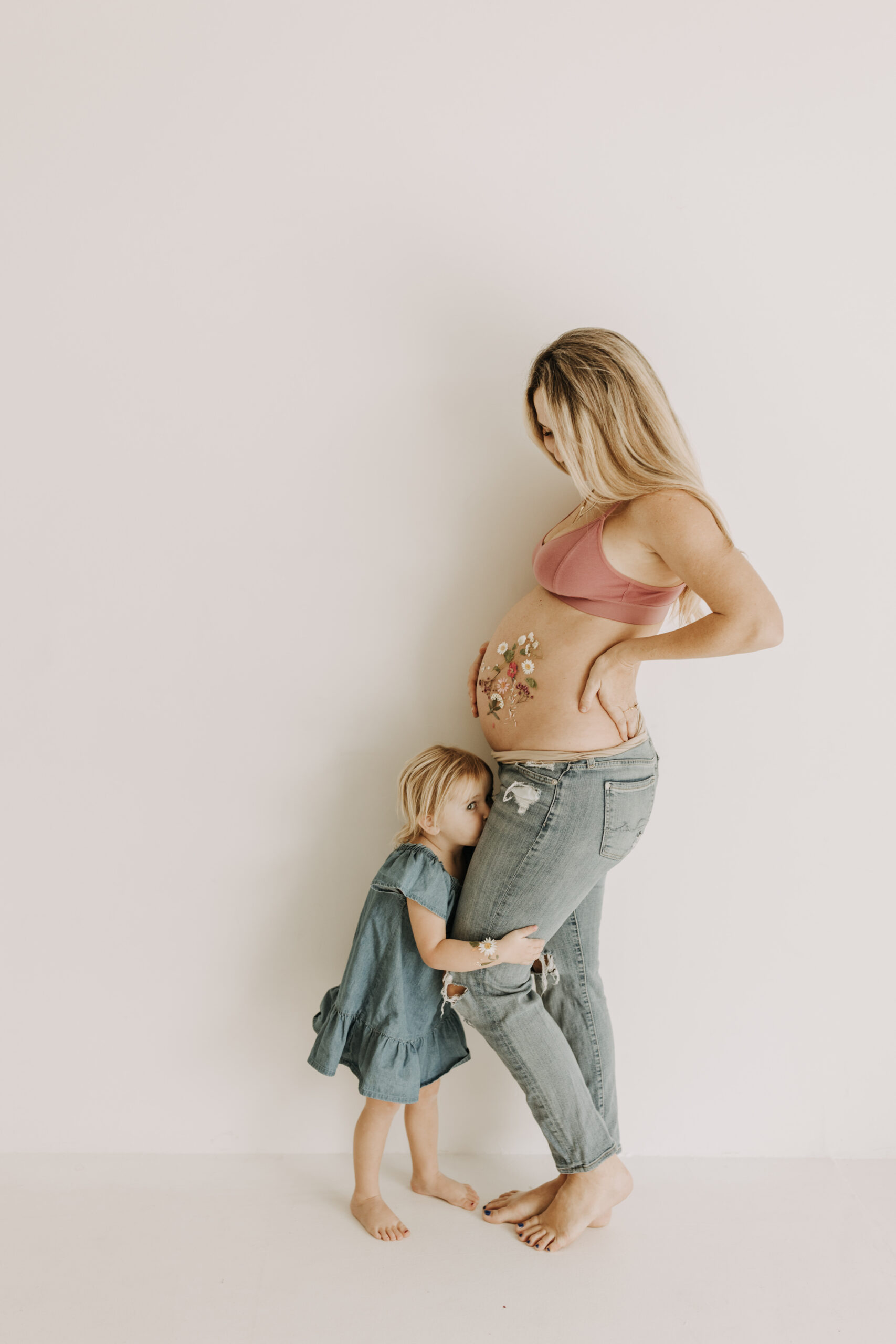 studio photography session pink maternity photos in a studio white backdrop pink confetti streamers mama and me motherhood mini sessions family photos candid maternity photos styled shoot San Diego maternity photographer Sabrinalynnphoto Sabrina kinsella