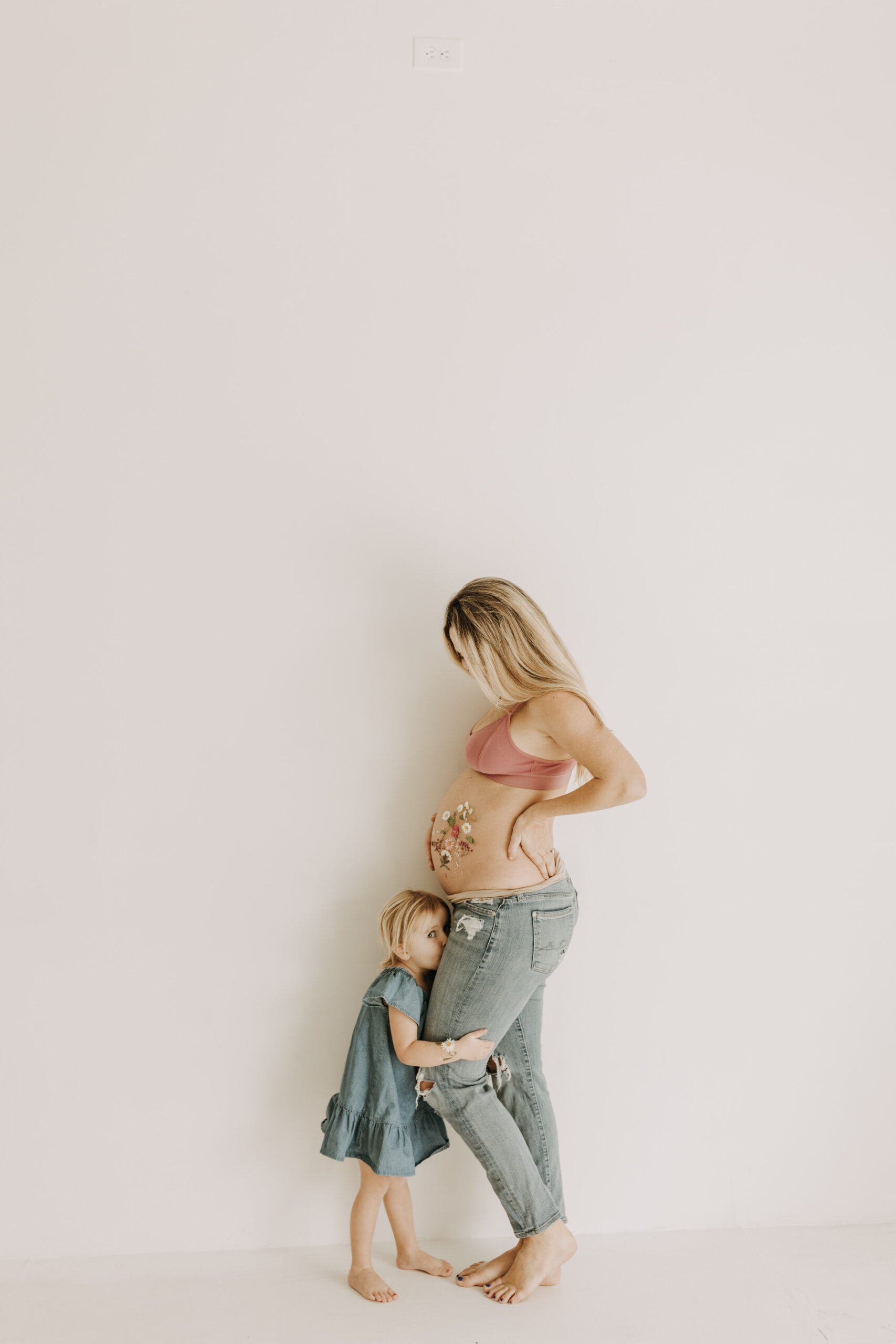 studio photography session pink maternity photos in a studio white backdrop pink confetti streamers mama and me motherhood mini sessions family photos candid maternity photos styled shoot San Diego maternity photographer Sabrinalynnphoto Sabrina kinsella