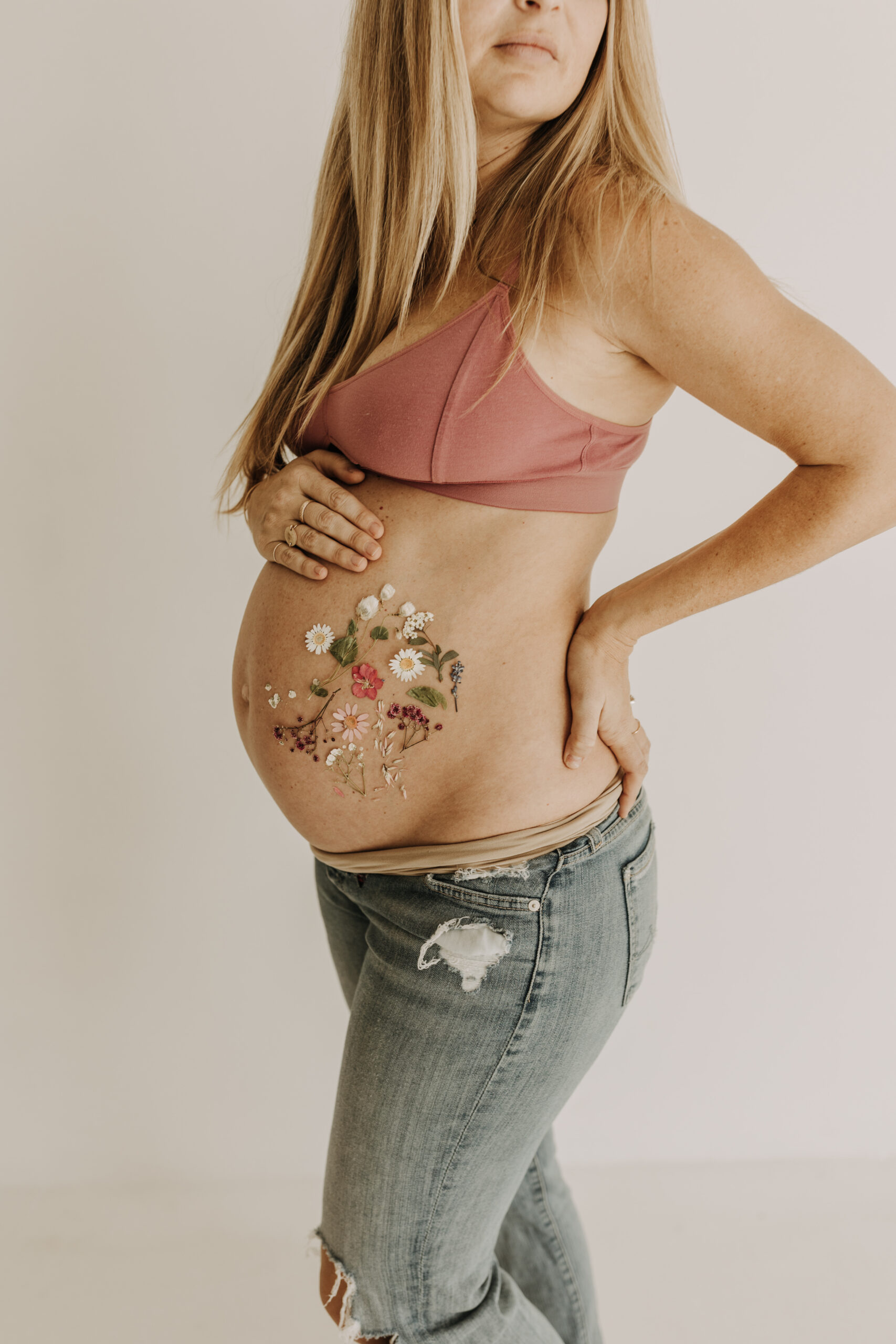 studio photography session pink maternity photos in a studio white backdrop pink confetti streamers mama and me motherhood mini sessions family photos candid maternity photos styled shoot San Diego maternity photographer Sabrinalynnphoto Sabrina kinsella