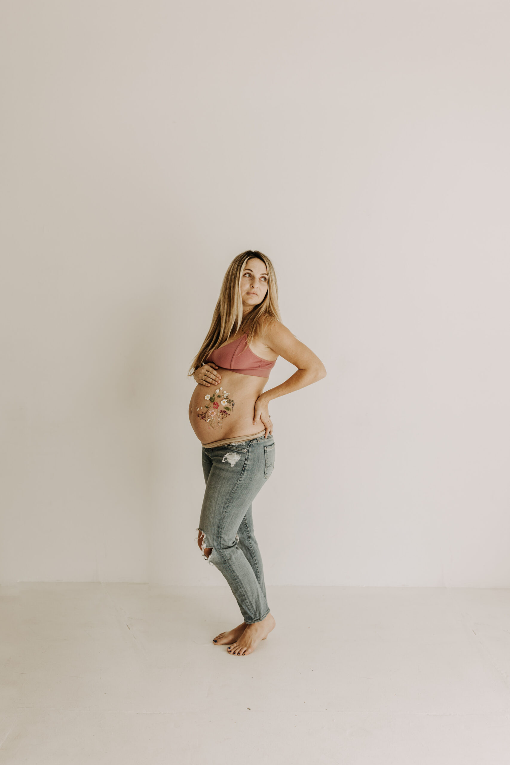 studio photography session pink maternity photos in a studio white backdrop pink confetti streamers mama and me motherhood mini sessions family photos candid maternity photos styled shoot San Diego maternity photographer Sabrinalynnphoto Sabrina kinsella