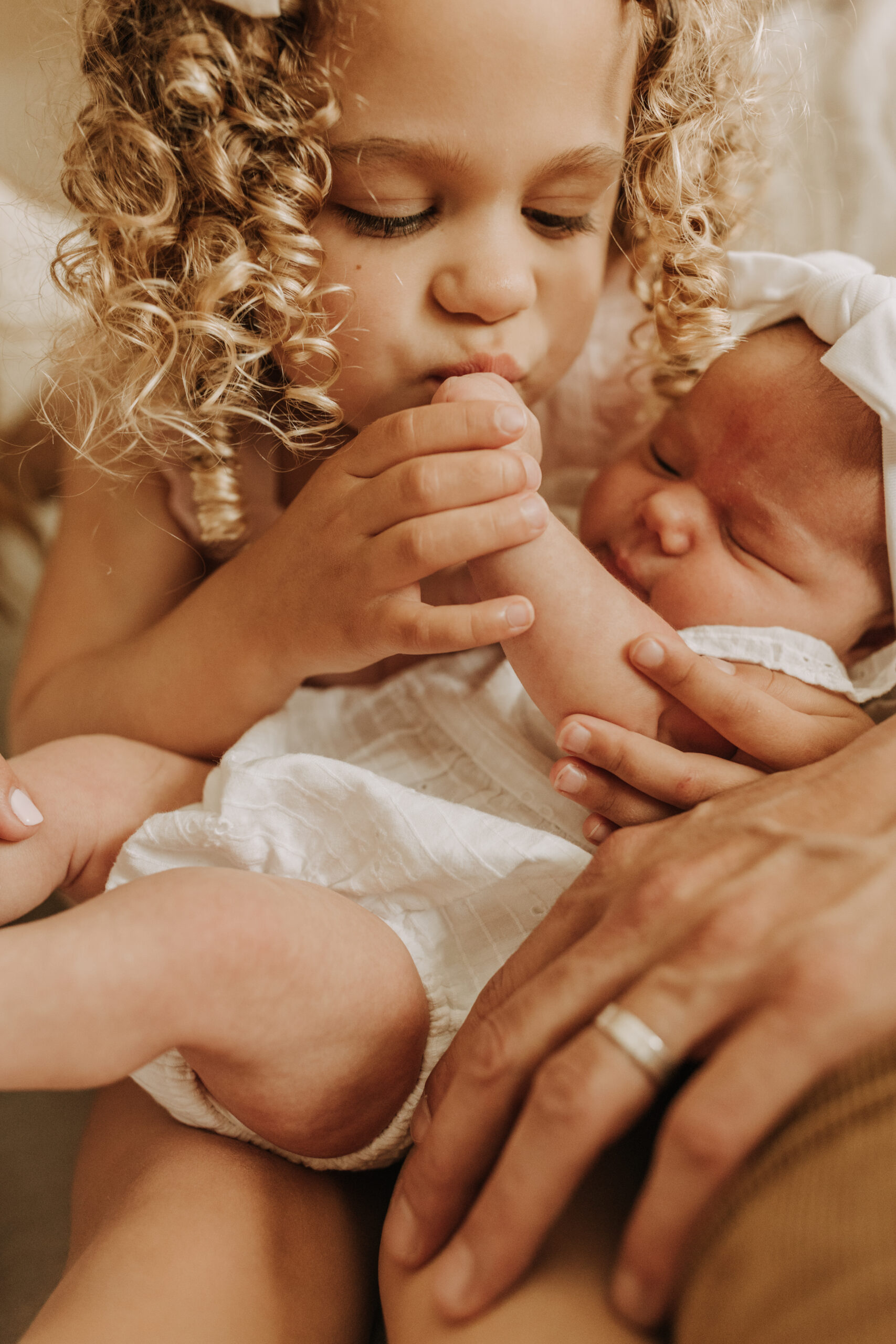 warm and cozy in home family session newborn photos newborn baby infant photos candid family moments neutral toned in home family of four San Diego family photographer Sabrina kinsella sabrinalynnphoto