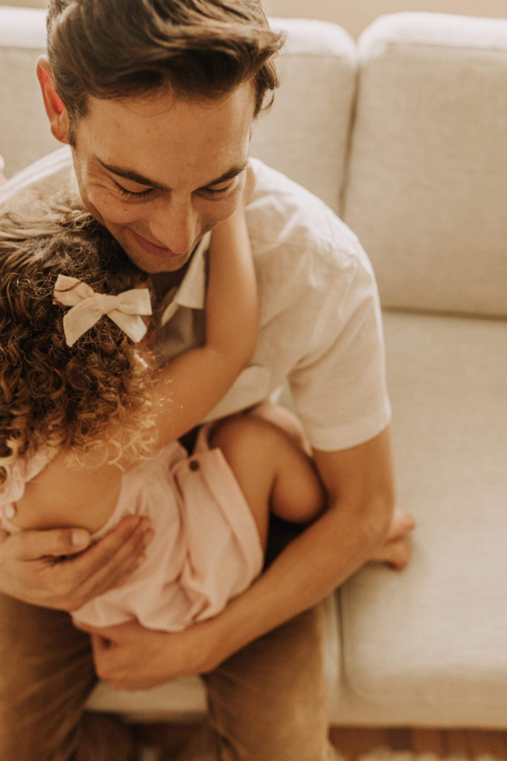 warm and cozy in home family session newborn photos newborn baby infant photos candid family moments neutral toned in home family of four San Diego family photographer Sabrina kinsella sabrinalynnphoto