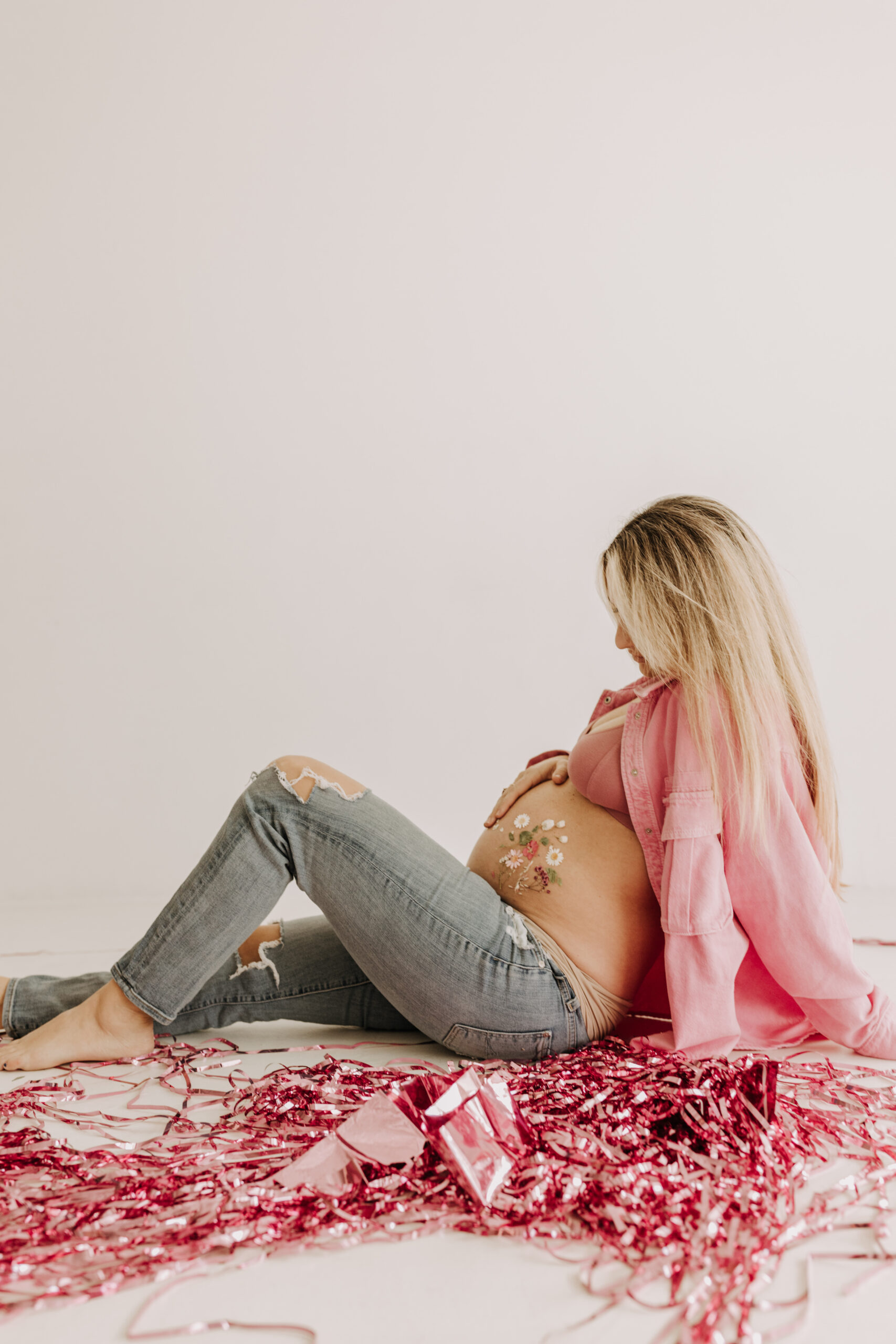 studio photography session pink maternity photos in a studio white backdrop pink confetti streamers mama and me motherhood mini sessions family photos candid maternity photos styled shoot San Diego maternity photographer Sabrinalynnphoto Sabrina kinsella