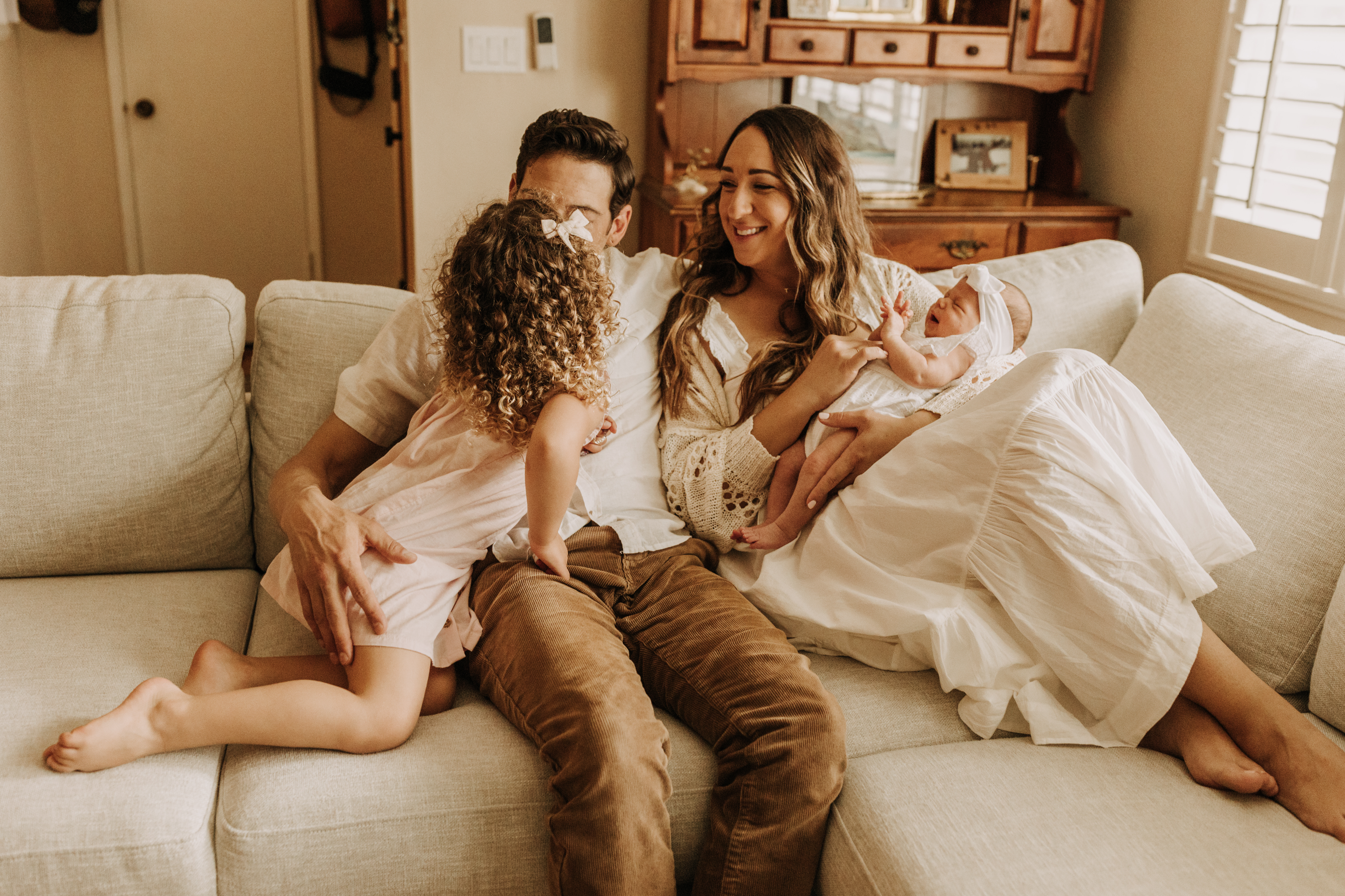 warm and cozy in home family session newborn photos newborn baby infant photos candid family moments neutral toned in home family of four San Diego family photographer Sabrina kinsella sabrinalynnphoto