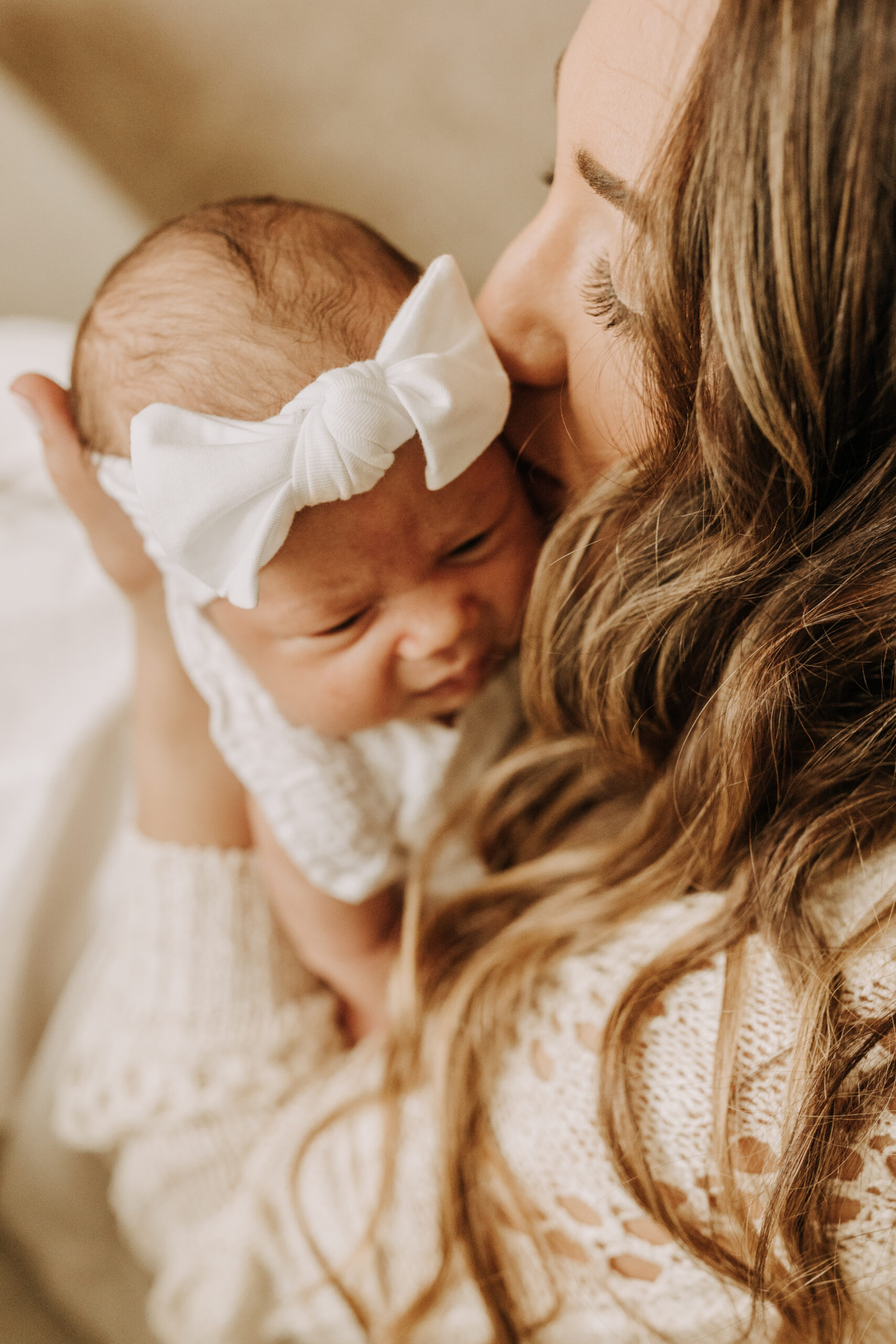 warm and cozy in home family session newborn photos newborn baby infant photos candid family moments neutral toned in home family of four San Diego family photographer Sabrina kinsella sabrinalynnphoto